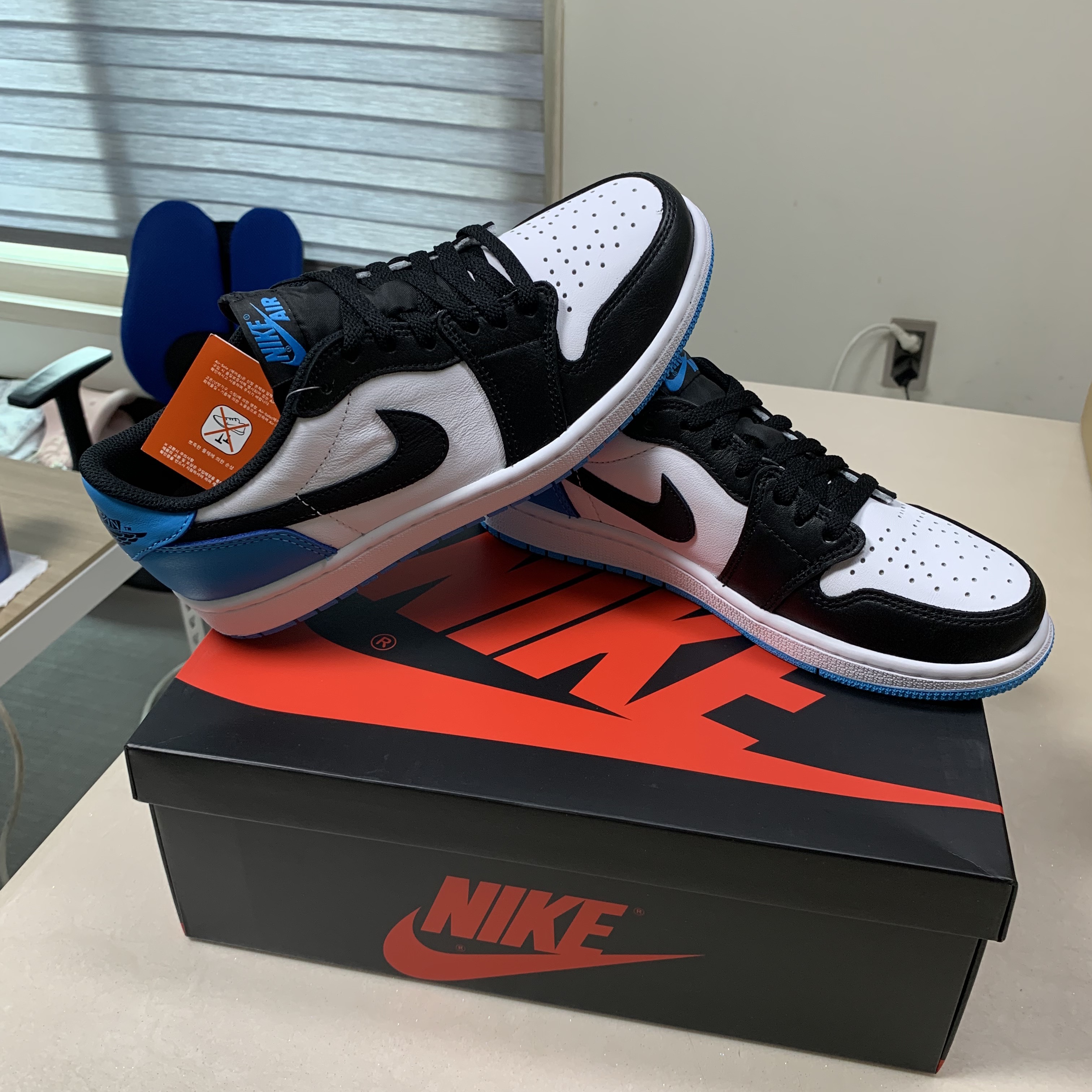 Jordan 1 Retro Low OG Black and Dark Powder Blue 착용 스타일 - 2