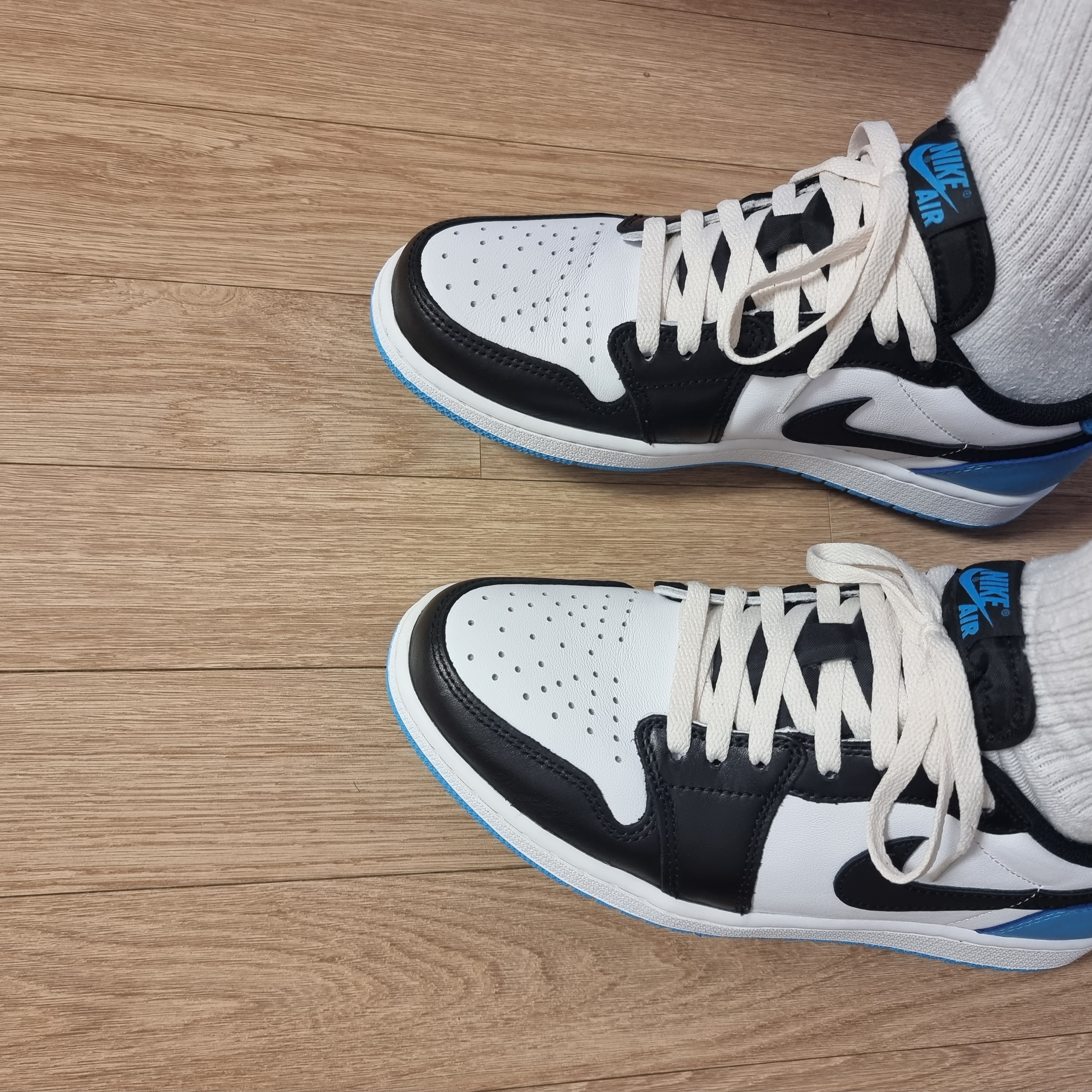 Jordan 1 Retro Low OG Black and Dark Powder Blue 착용 스타일 - 3