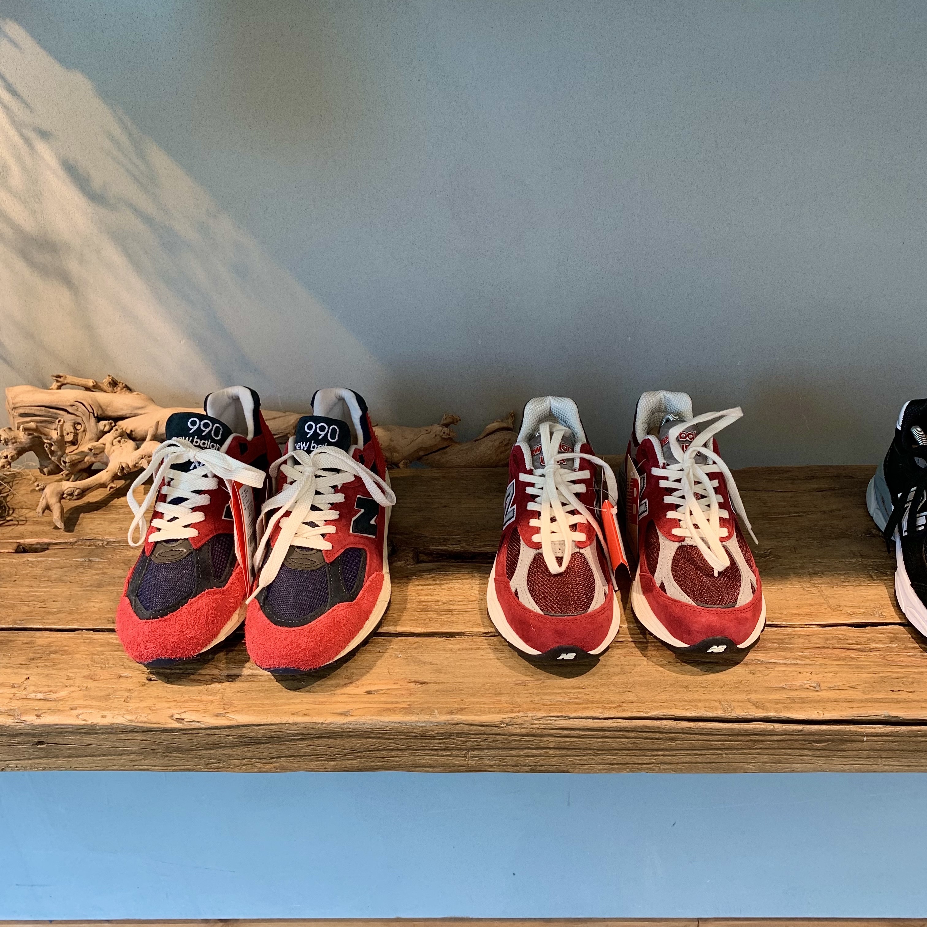 New Balance 990v3 Made in USA Scarlet Marblehead, New Balance 990v2 Made in USA Chrysanthemum Navy 착용 스타일 - 3