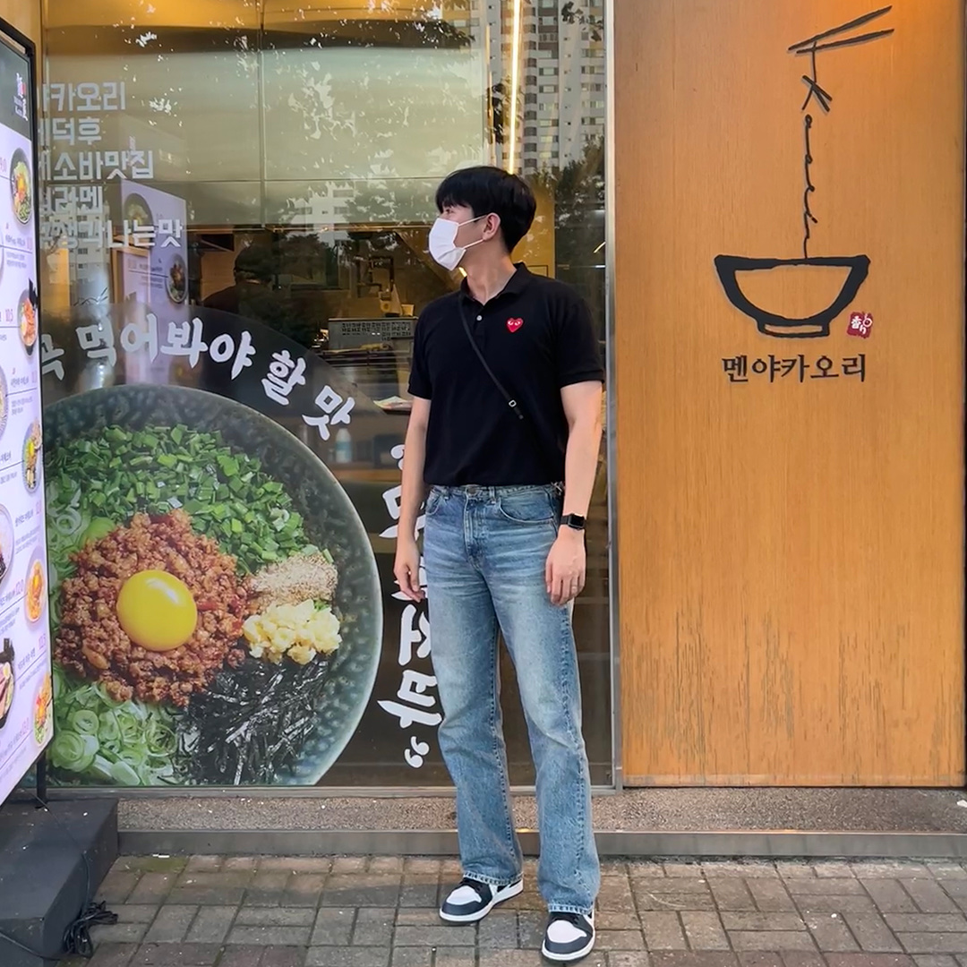 Play Comme des Garcons Red Heart Polo Shirt Black 착용 스타일 - 2