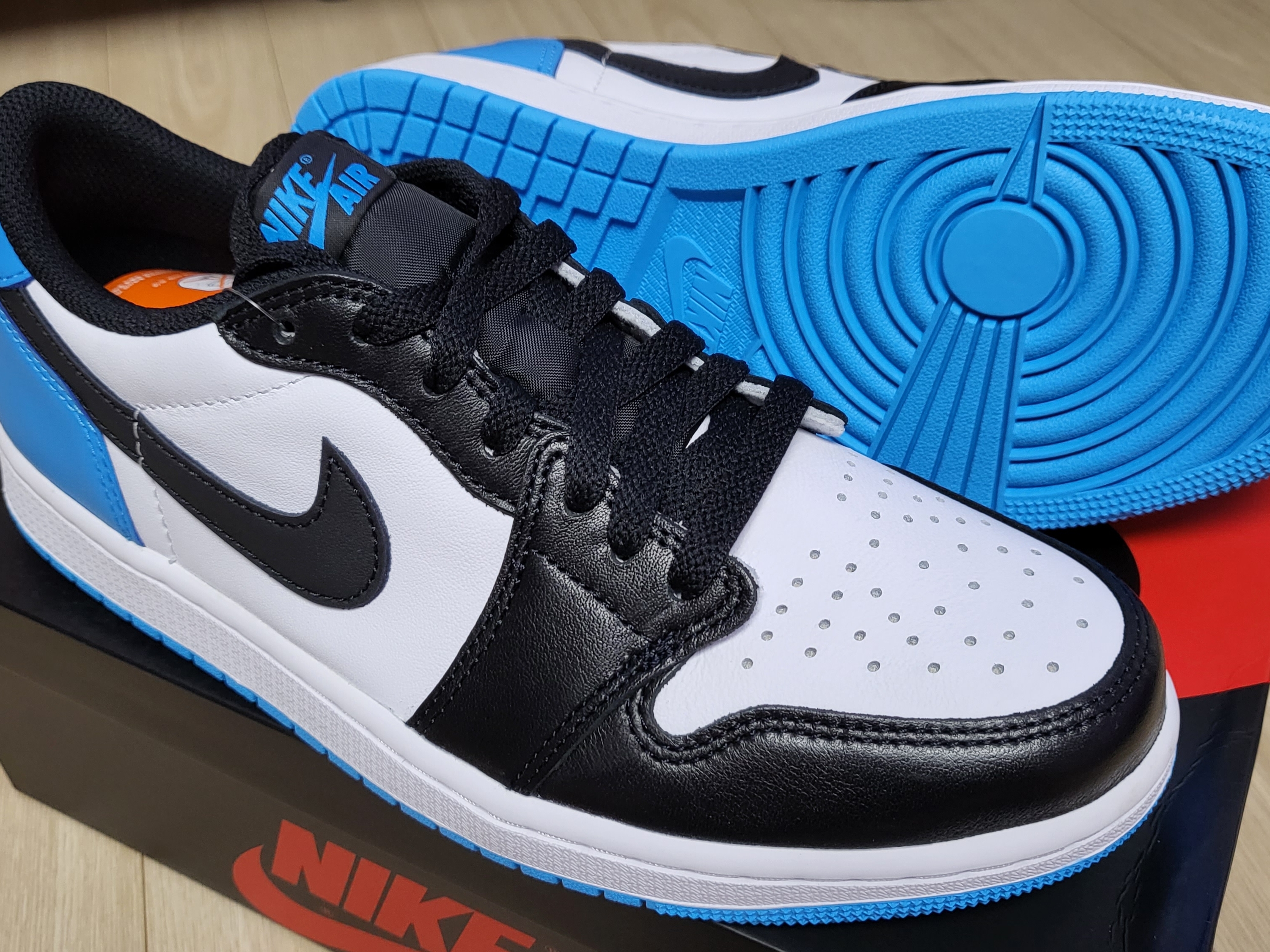 Jordan 1 Retro Low OG Black and Dark Powder Blue 착용 스타일 - 5
