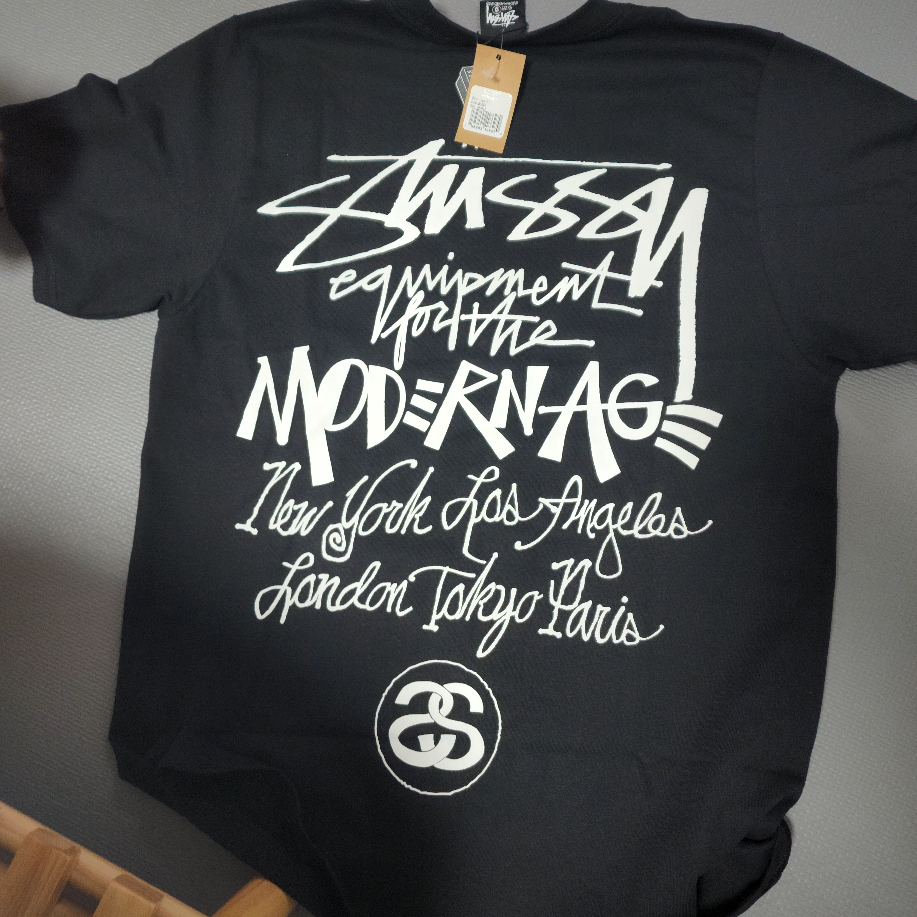 Stussy Modern Age T-Shirt Black, Stussy World Tour T-Shirt Smoke 착용 스타일 - 2