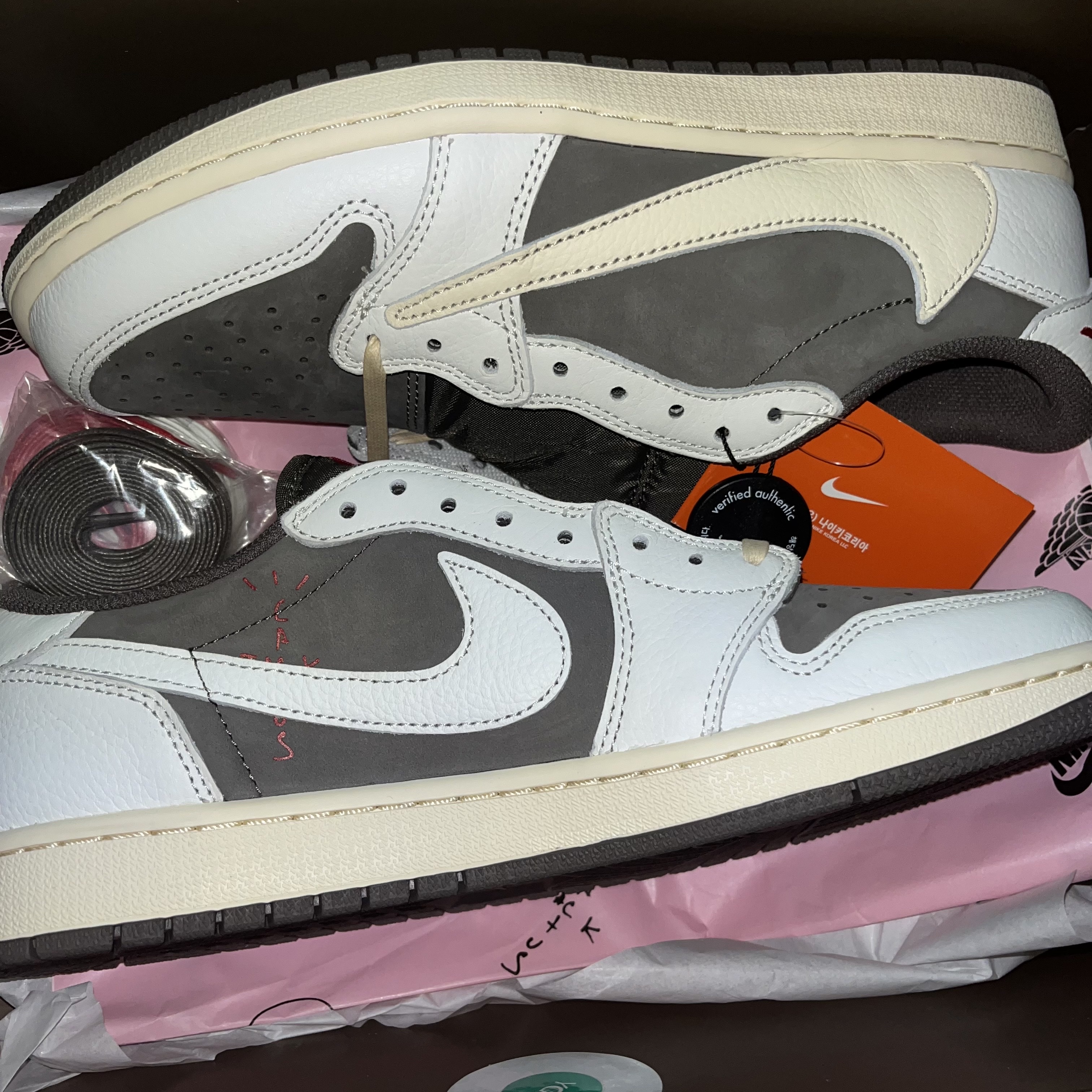 Jordan 1 x Travis Scott Retro Low OG SP Sail and Ridgerock 착용 스타일