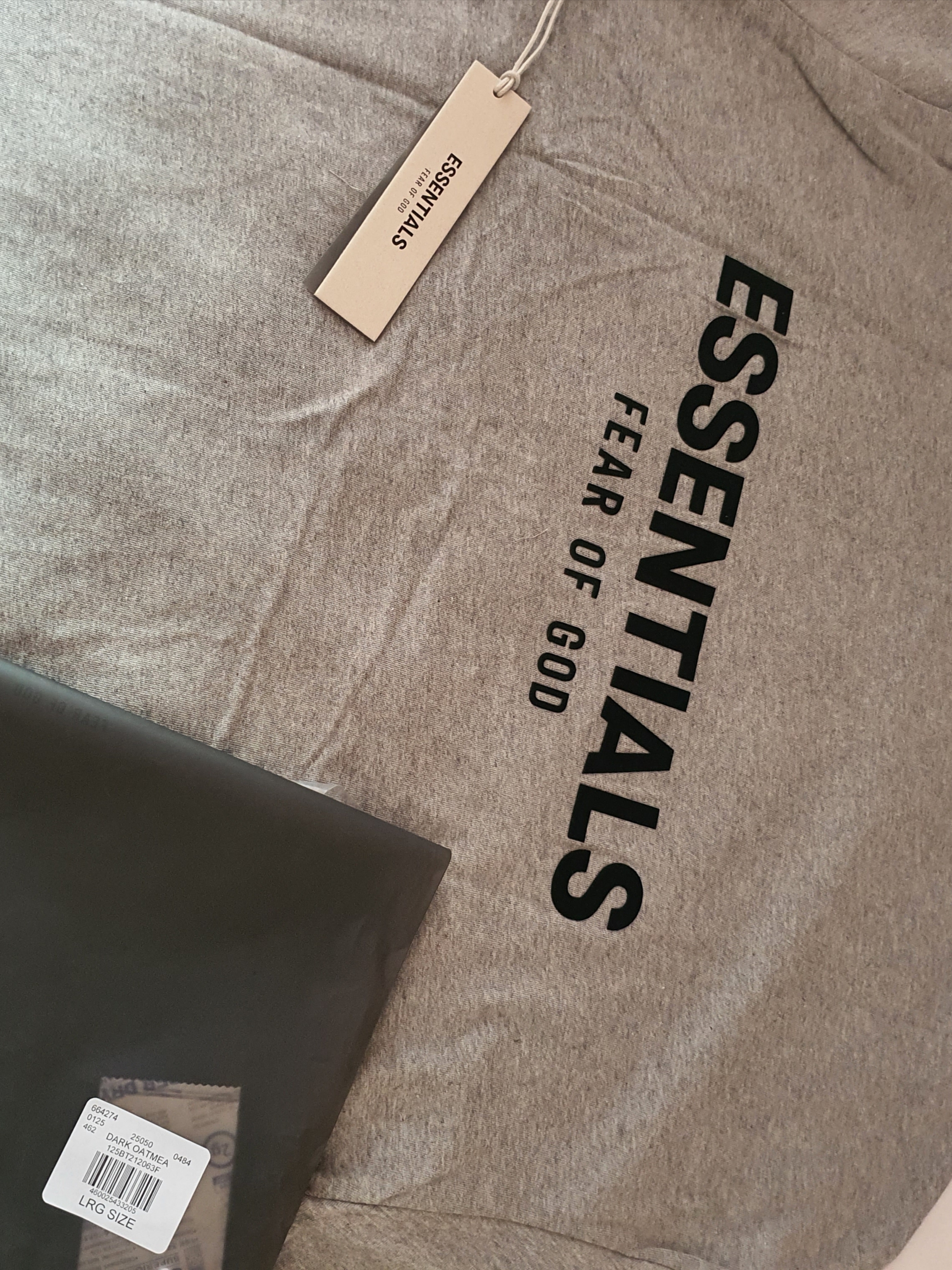 Essentials The Core Collection T-Shirt Dark Oatmeal 착용 스타일 - 1