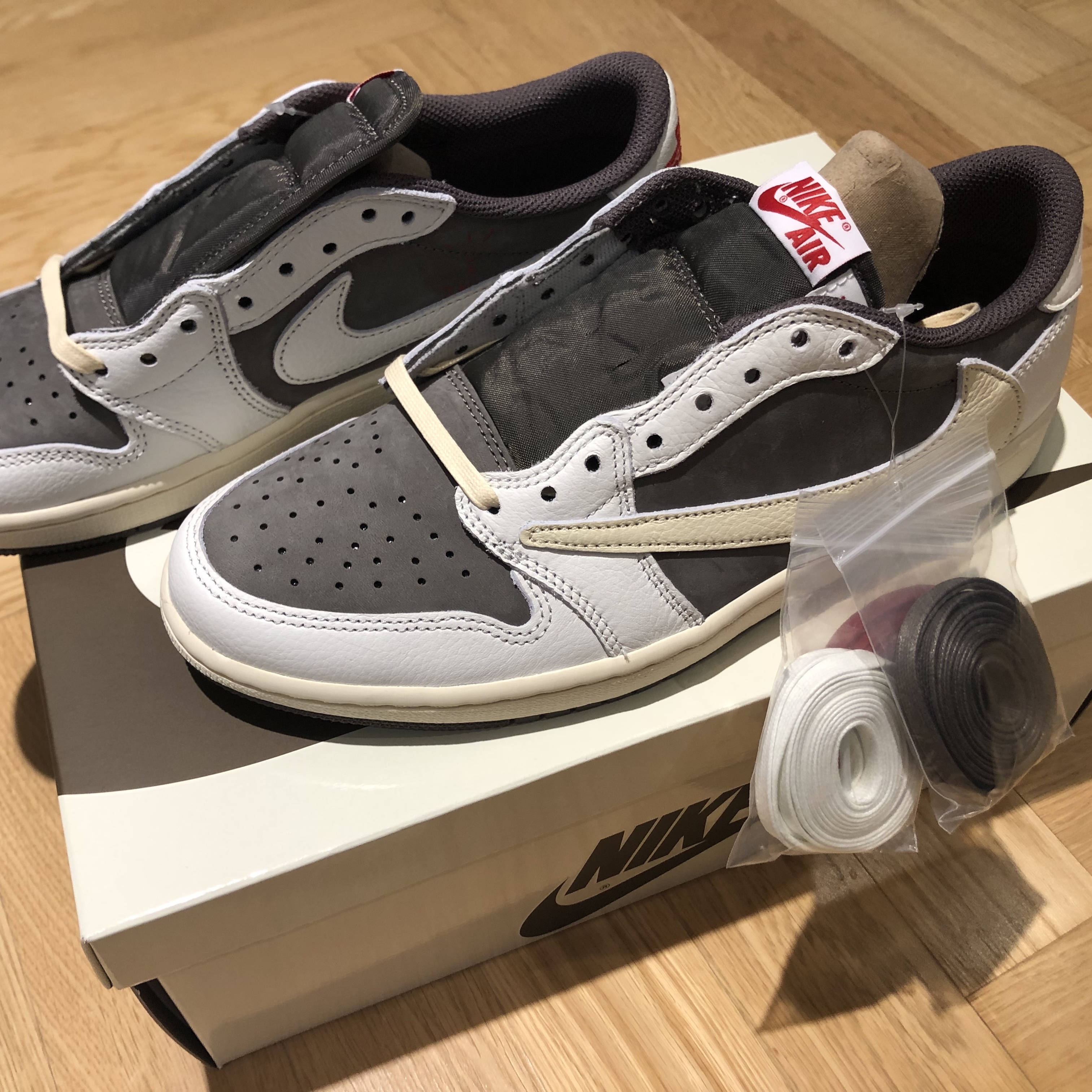 Jordan 1 x Travis Scott Retro Low OG SP Sail and Ridgerock 착용 스타일