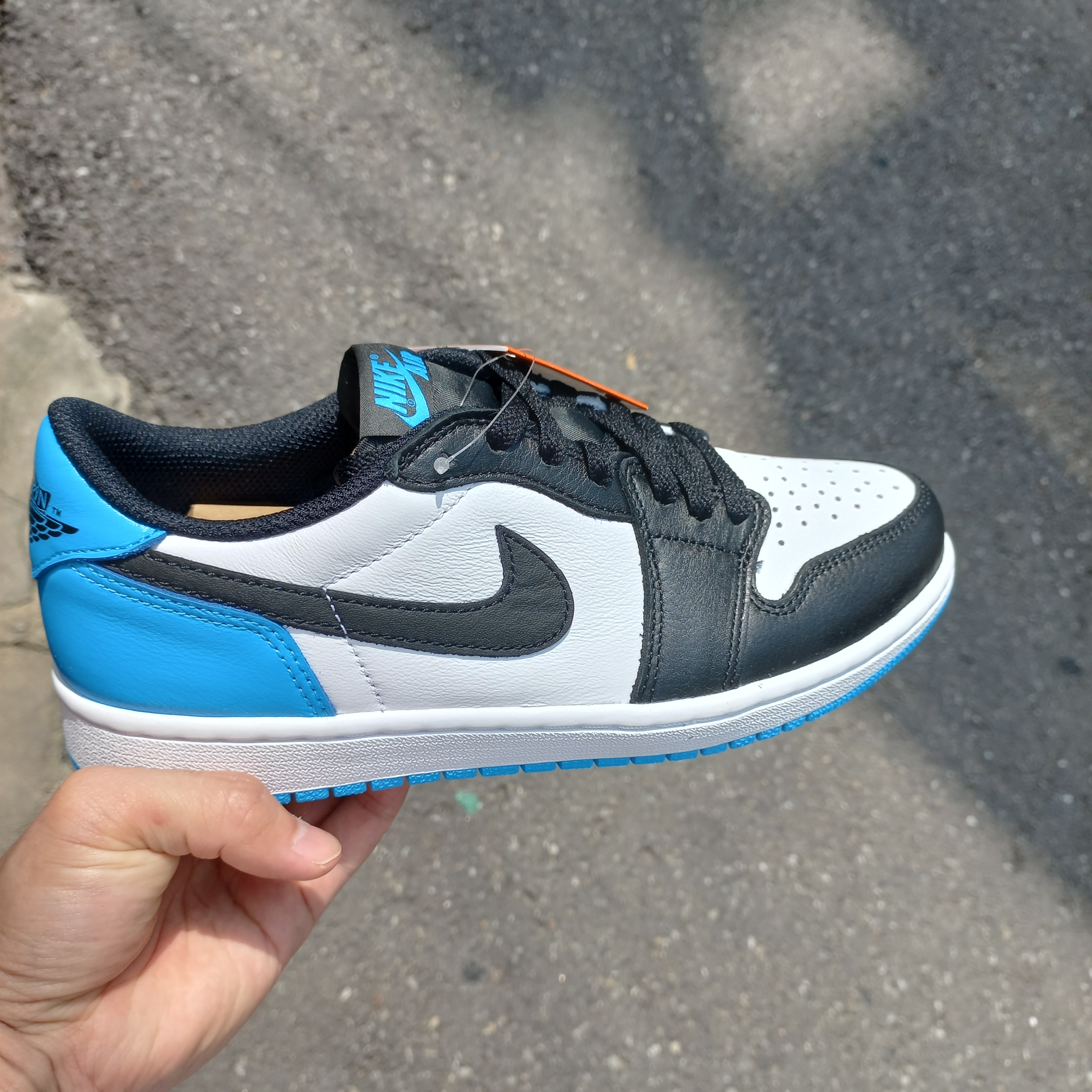 Jordan 1 Retro Low OG Black and Dark Powder Blue 착용 스타일 - 2