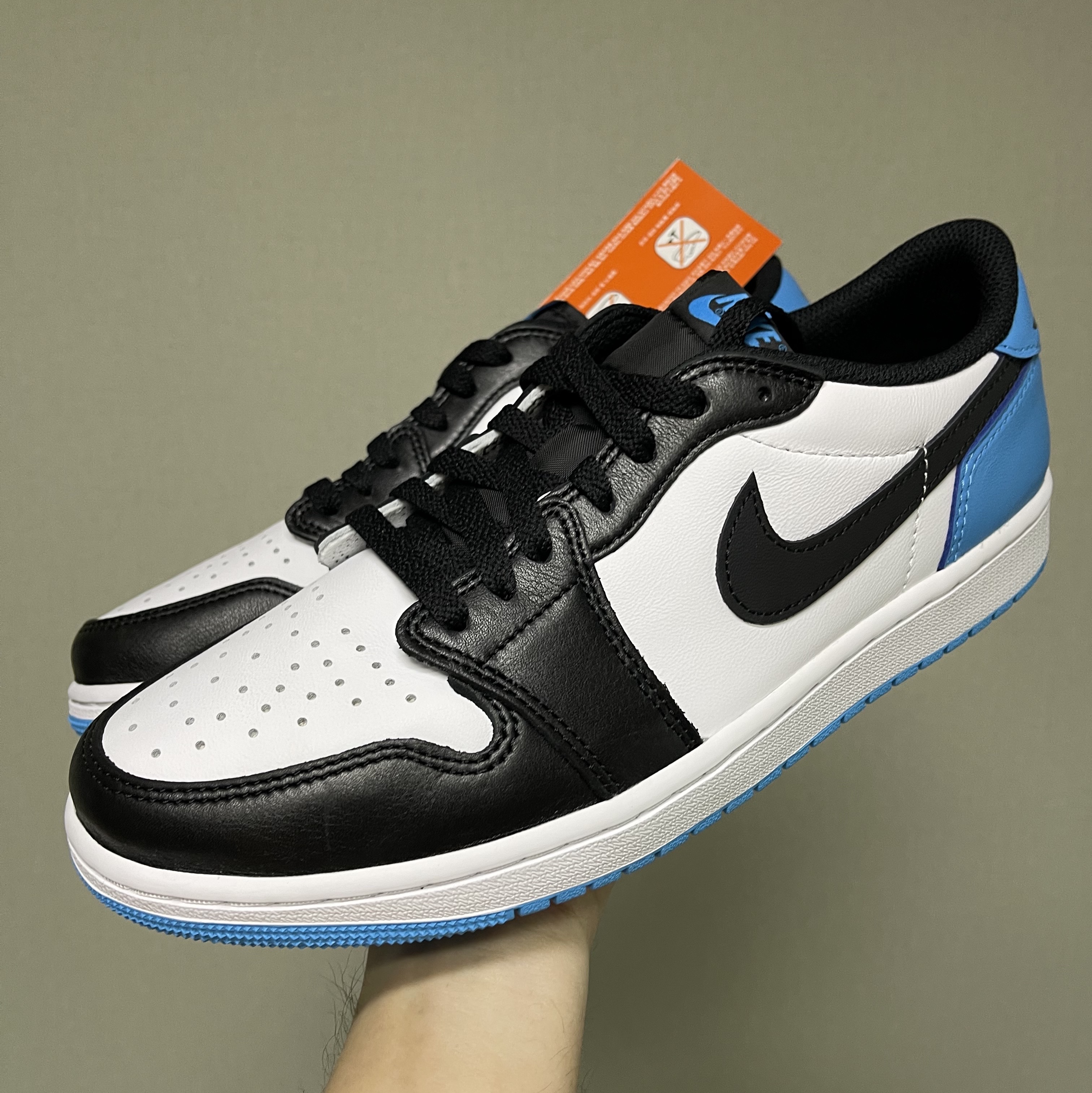 Jordan 1 Retro Low OG Black and Dark Powder Blue 착용 스타일 - 4