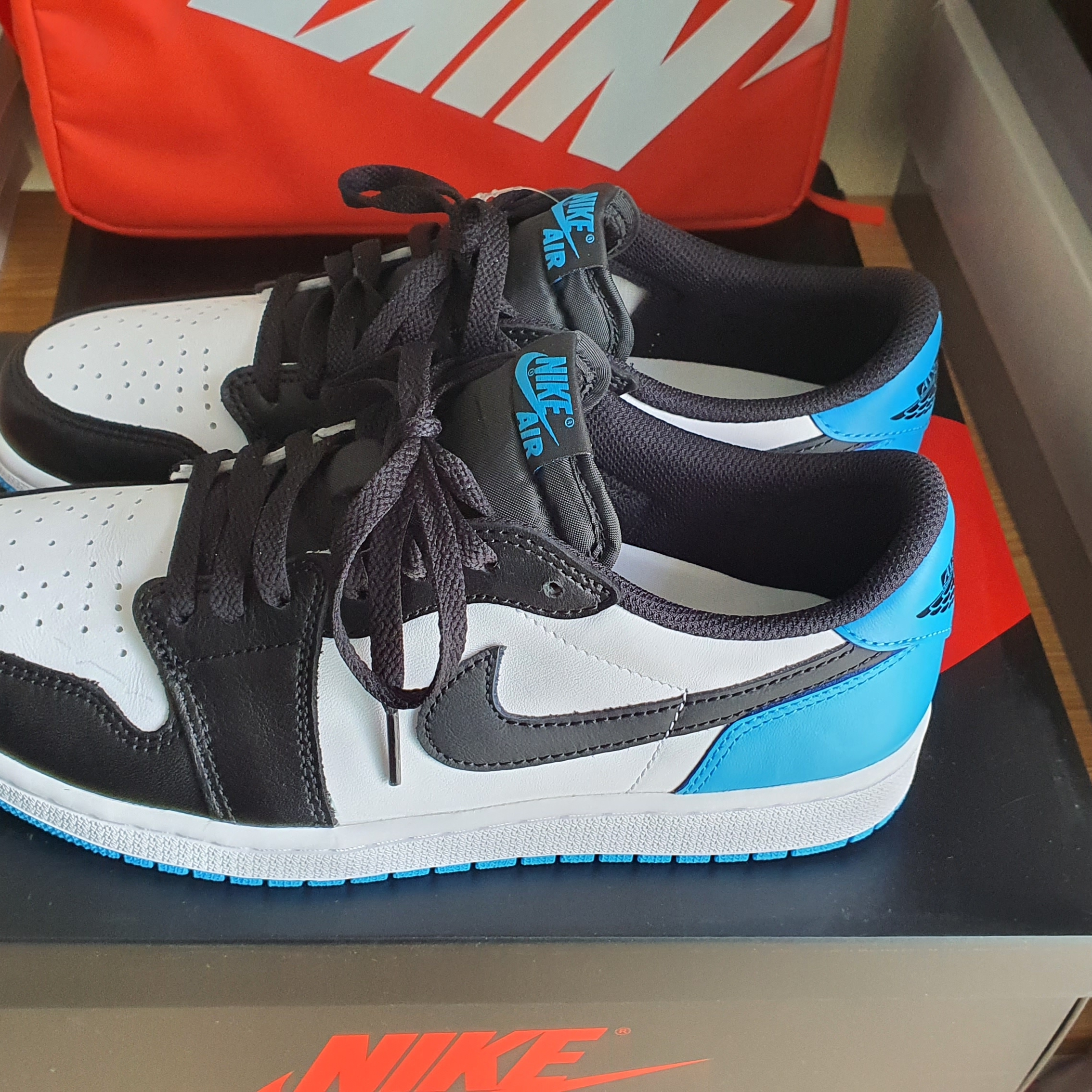 Jordan 1 Retro Low OG Black and Dark Powder Blue 착용 스타일 - 5
