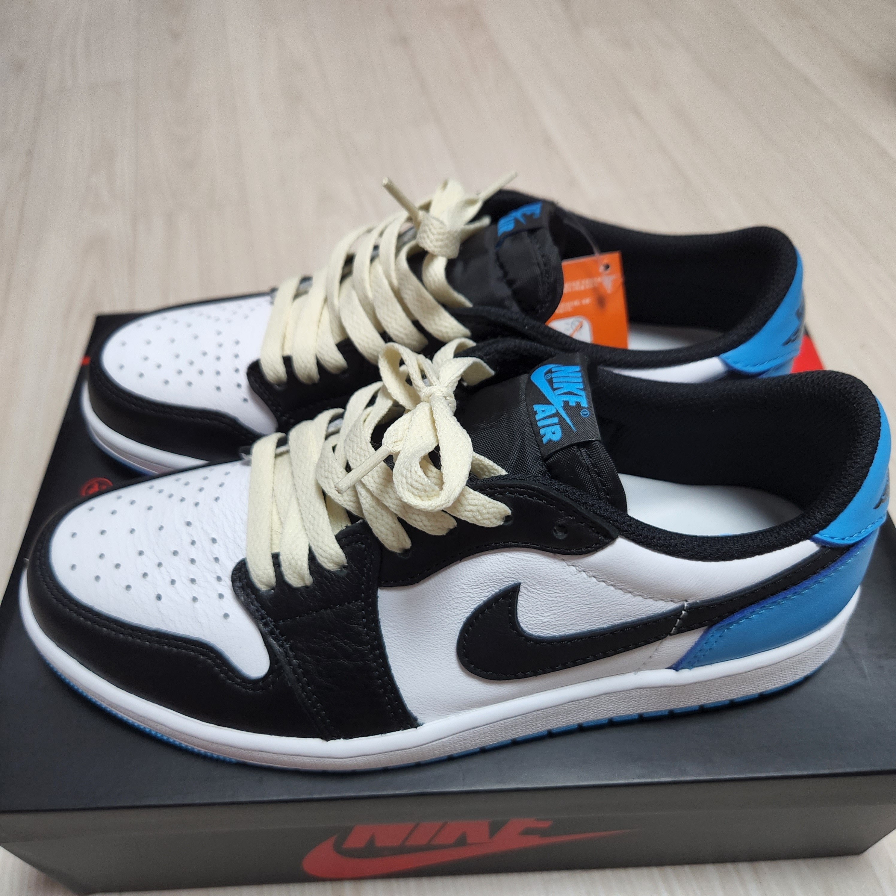 Jordan 1 Retro Low OG Black and Dark Powder Blue 착용 스타일 - 2