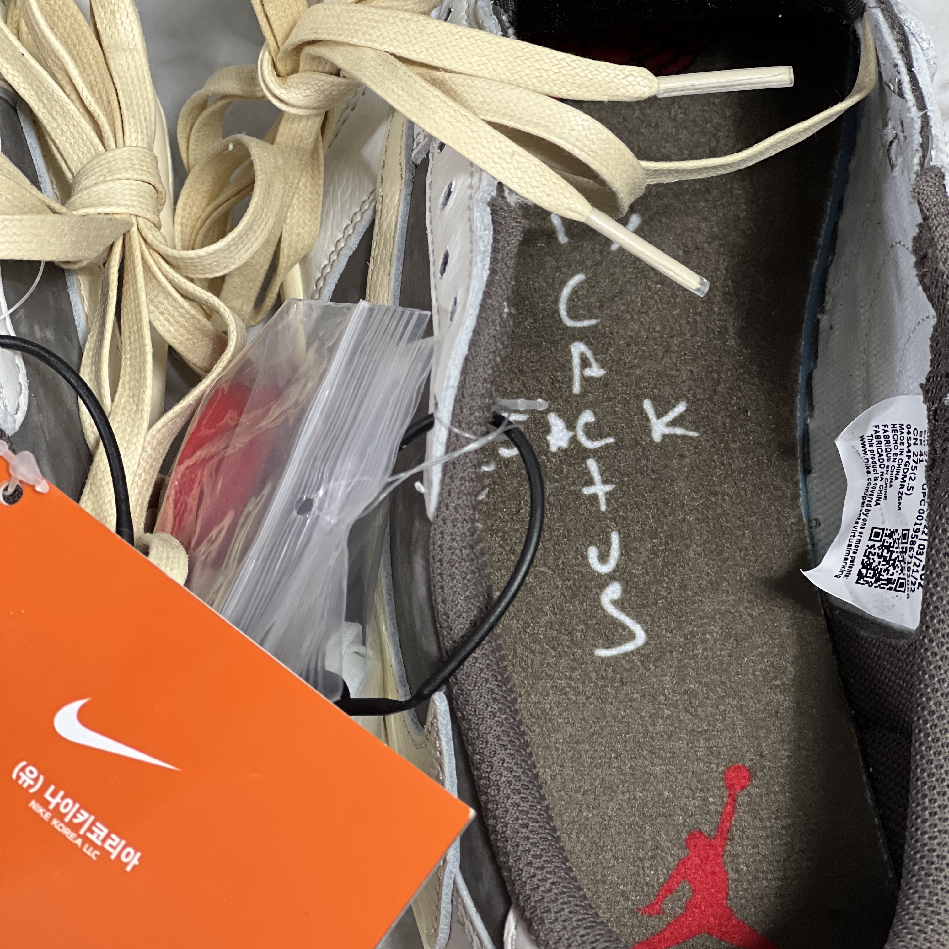 Jordan 1 x Travis Scott Retro Low OG SP Sail and Ridgerock 착용 스타일 - 3