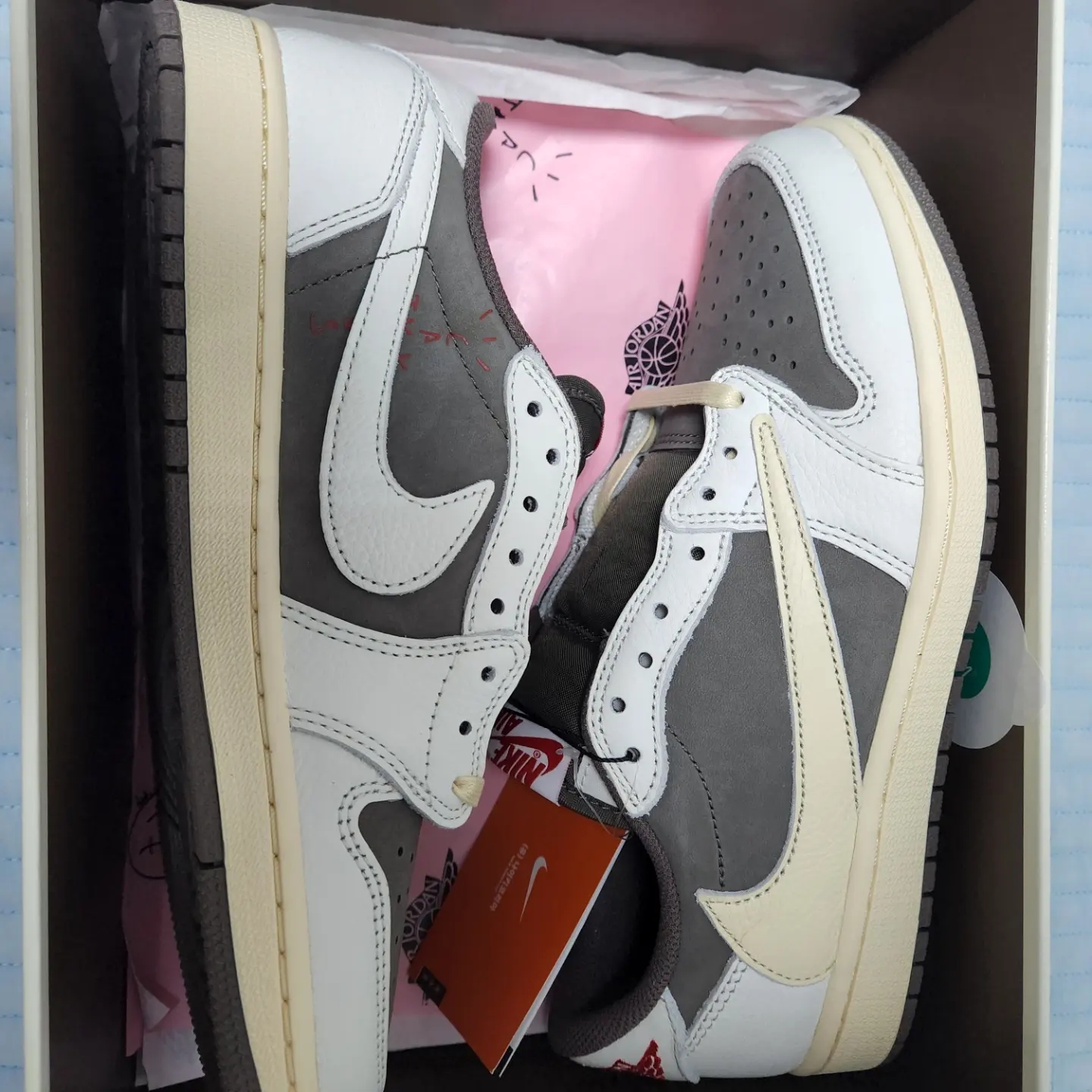 Jordan 1 x Travis Scott Retro Low OG SP Sail and Ridgerock 착용 스타일 - 1