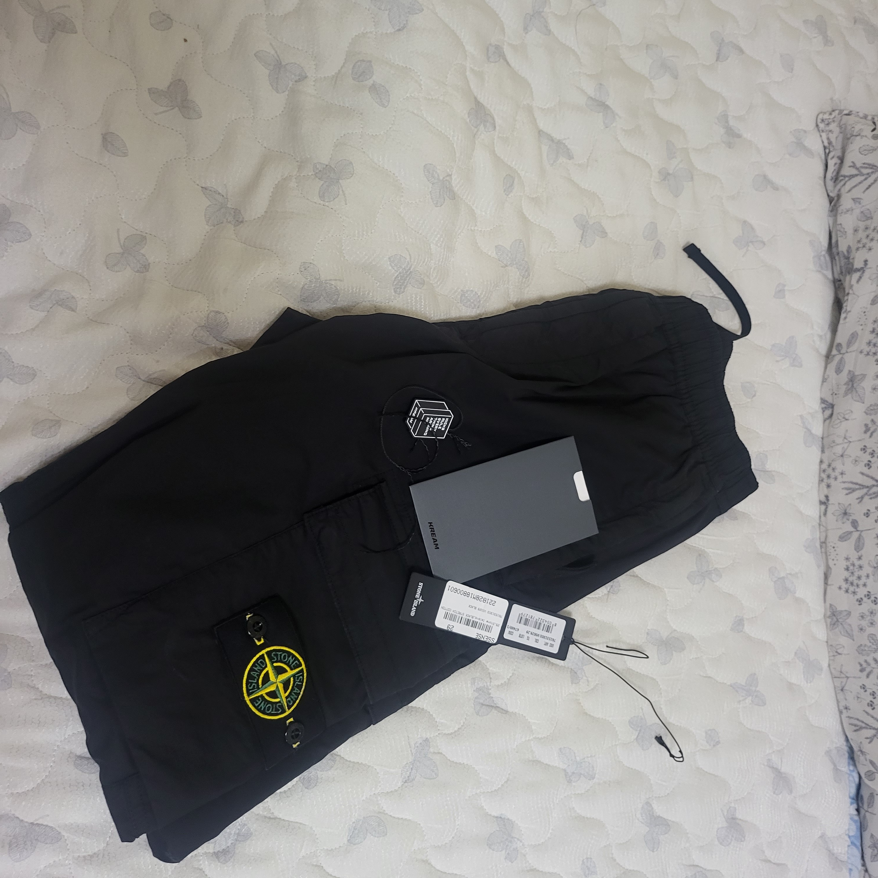 Stone Island 31303 Stretch Cotton Tela Paracadute Cargo Pants Black - 22SS 착용 스타일