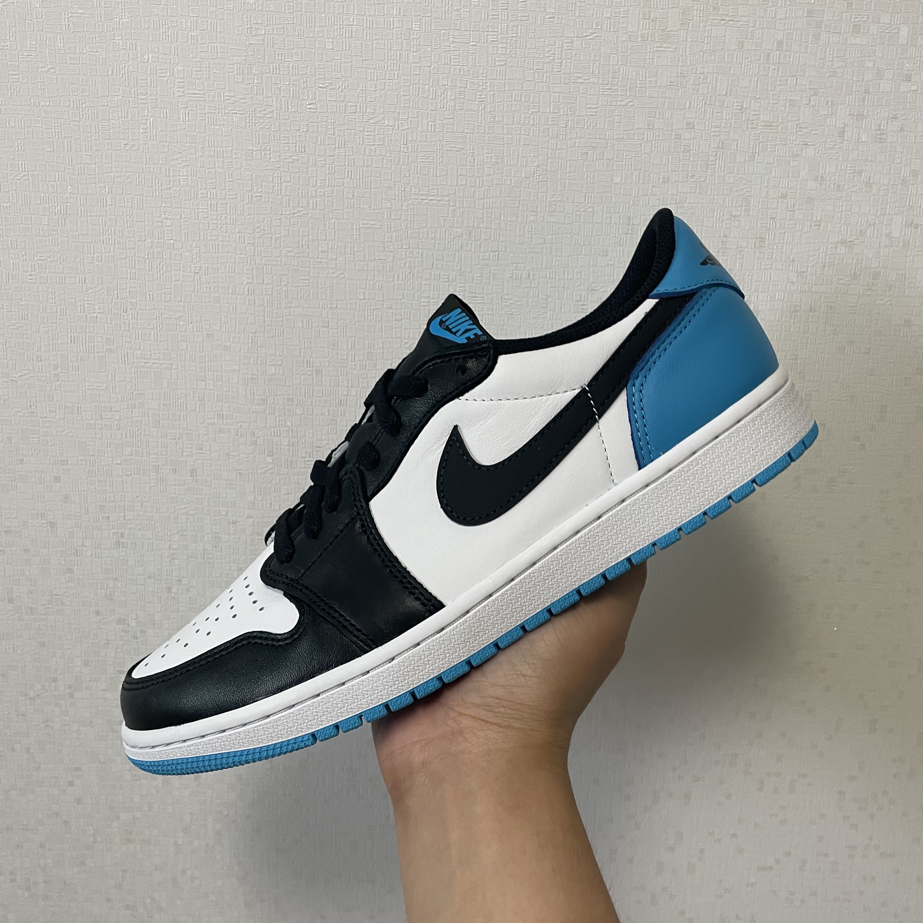 Jordan 1 Retro Low OG Black and Dark Powder Blue 착용 스타일 - 1