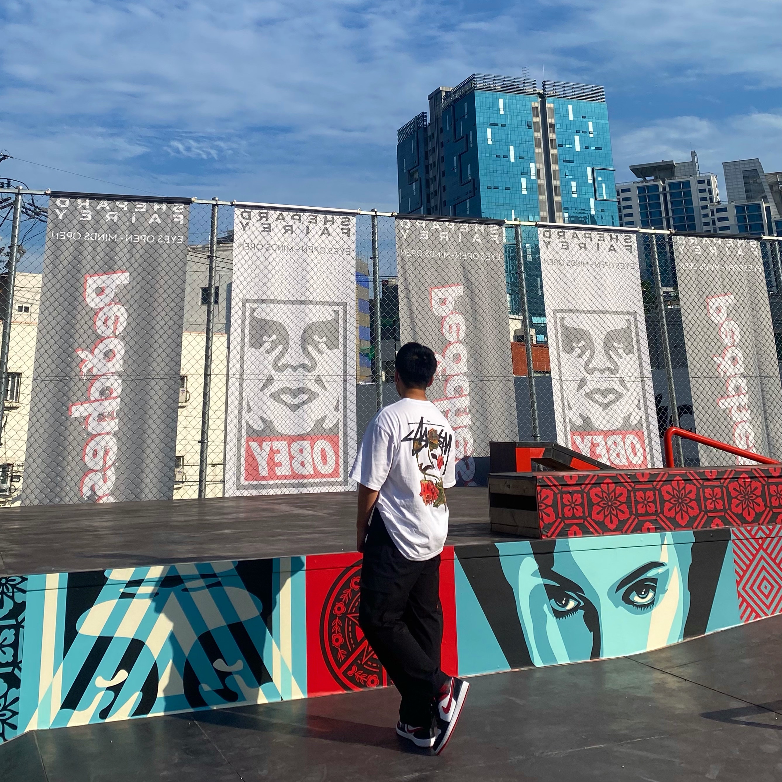 Stussy Withered Flower T-Shirt White, Jordan 1 Mid Gym Red Black White 착용 스타일