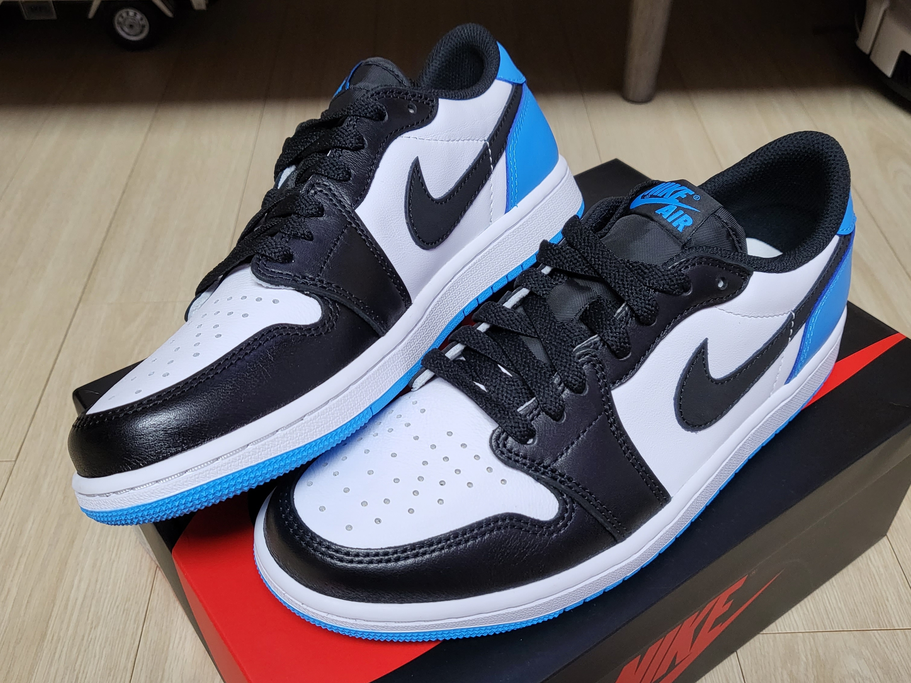 Jordan 1 Retro Low OG Black and Dark Powder Blue 착용 스타일 - 1