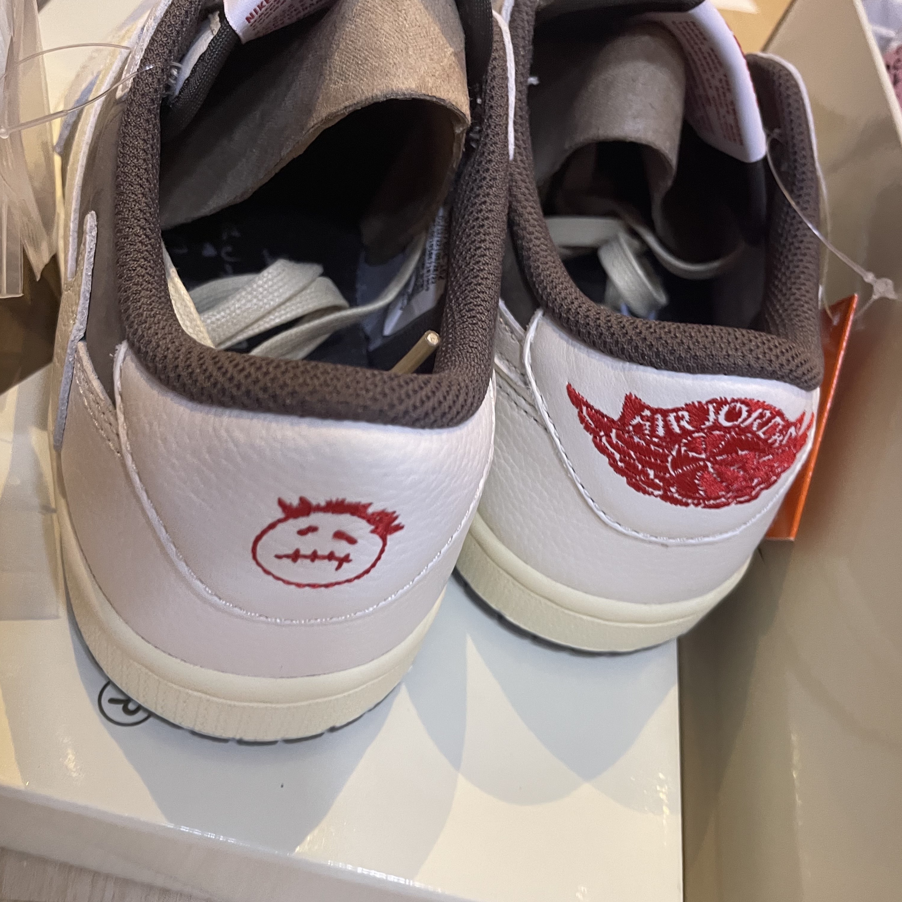 Jordan 1 x Travis Scott Retro Low OG SP Sail and Ridgerock 착용 스타일 - 2