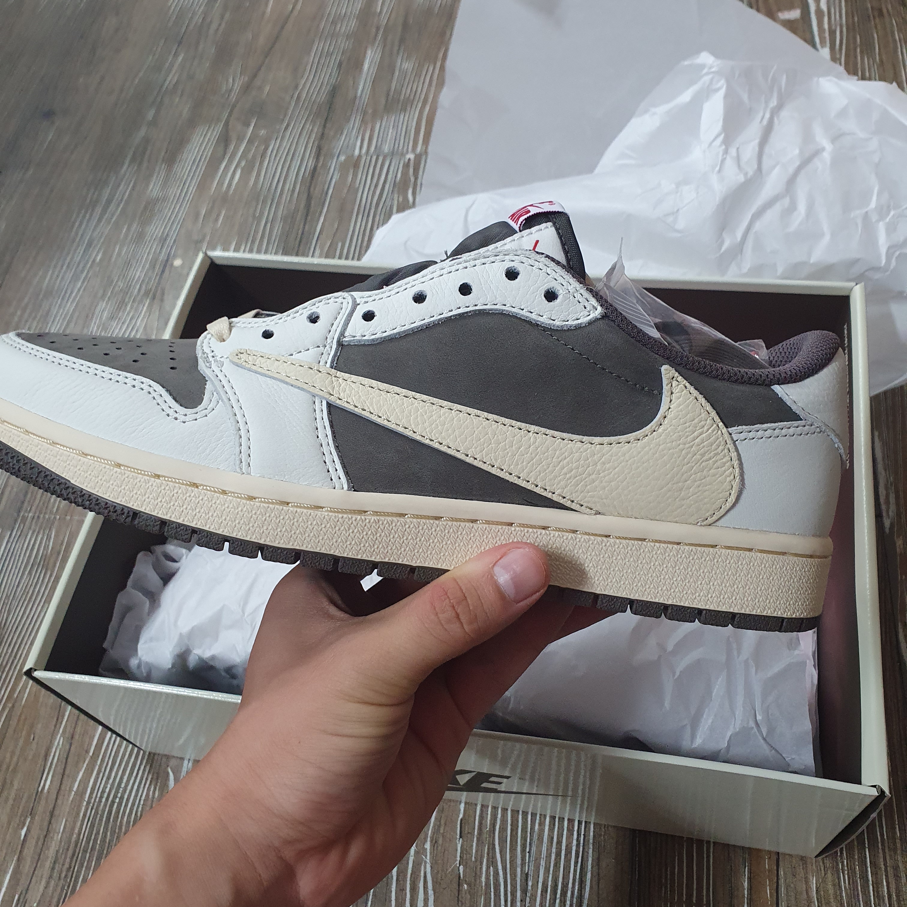 Jordan 1 x Travis Scott Retro Low OG SP Sail and Ridgerock 착용 스타일 - 4