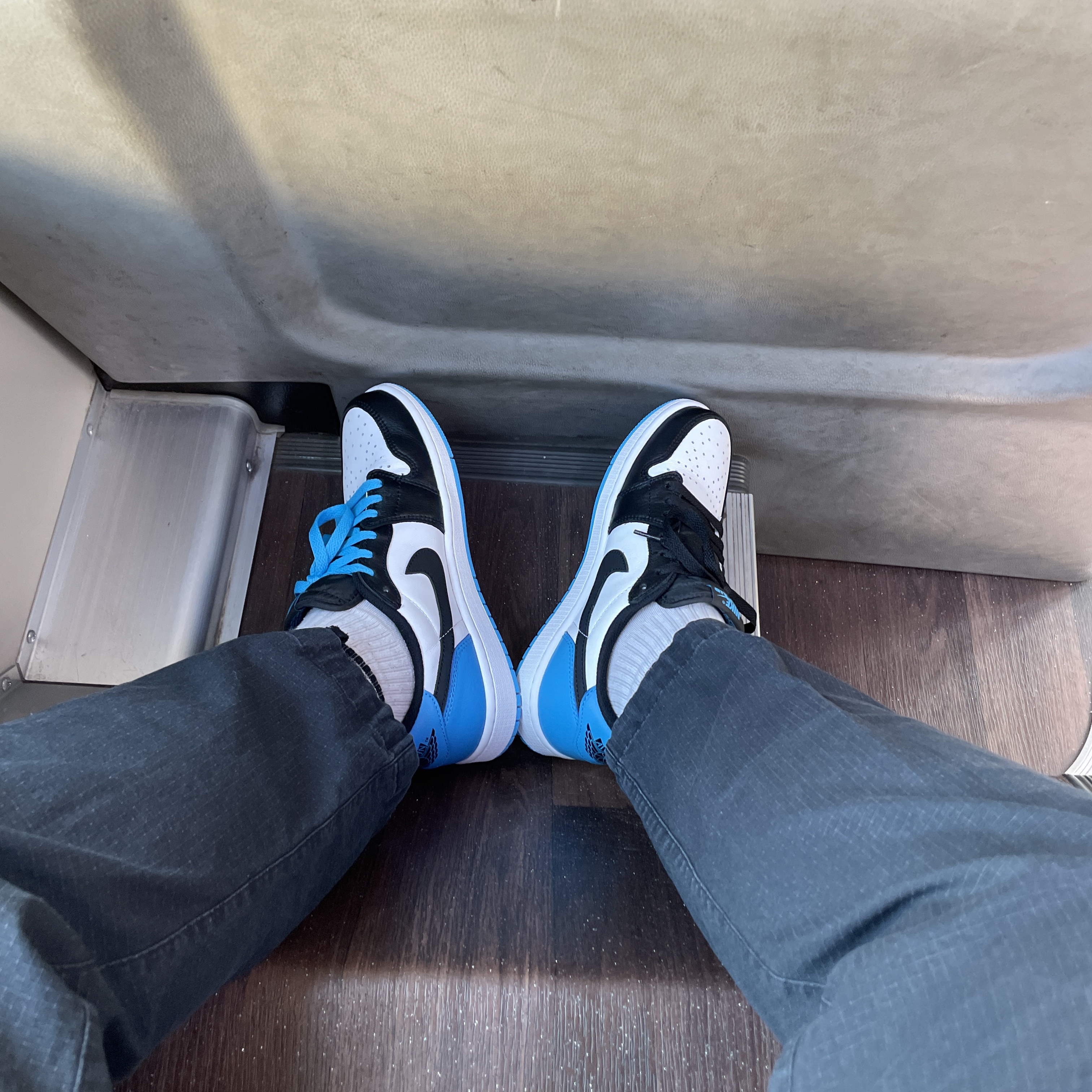 Jordan 1 x Travis Scott Retro Low OG SP Sail and Ridgerock, Jordan 1 Retro Low OG Black and Dark Powder Blue 착용 스타일 - 2