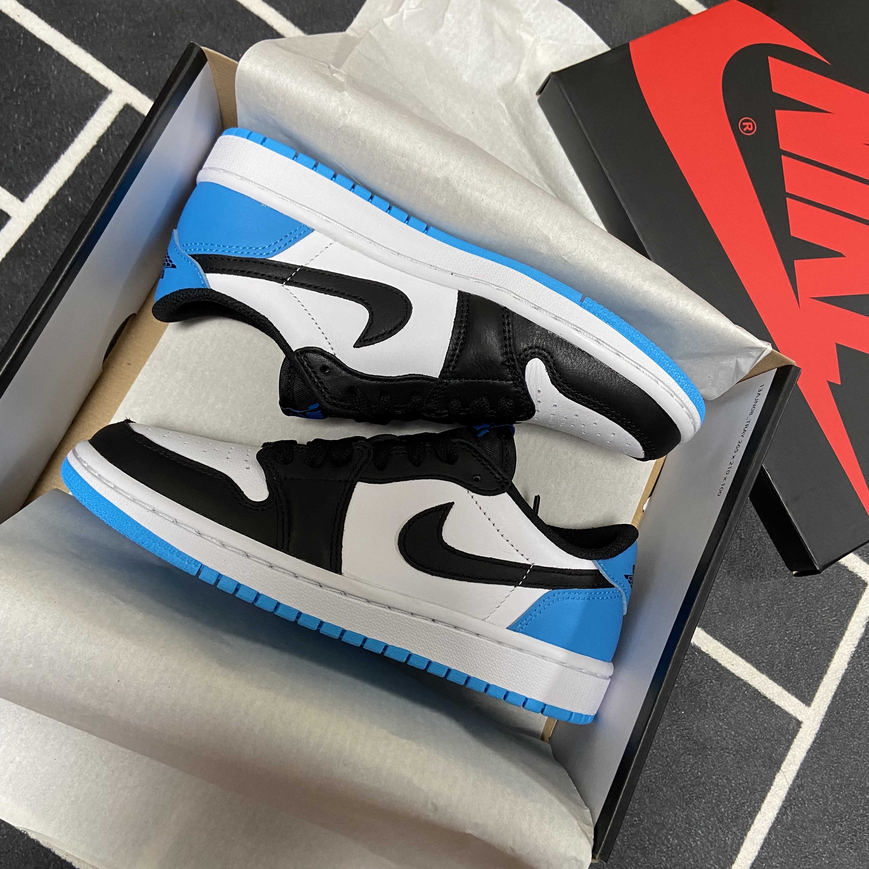 Jordan 1 Retro Low OG Black and Dark Powder Blue, (W) Jordan 1 Retro Low OG Black and Dark Powder Blue 착용 스타일