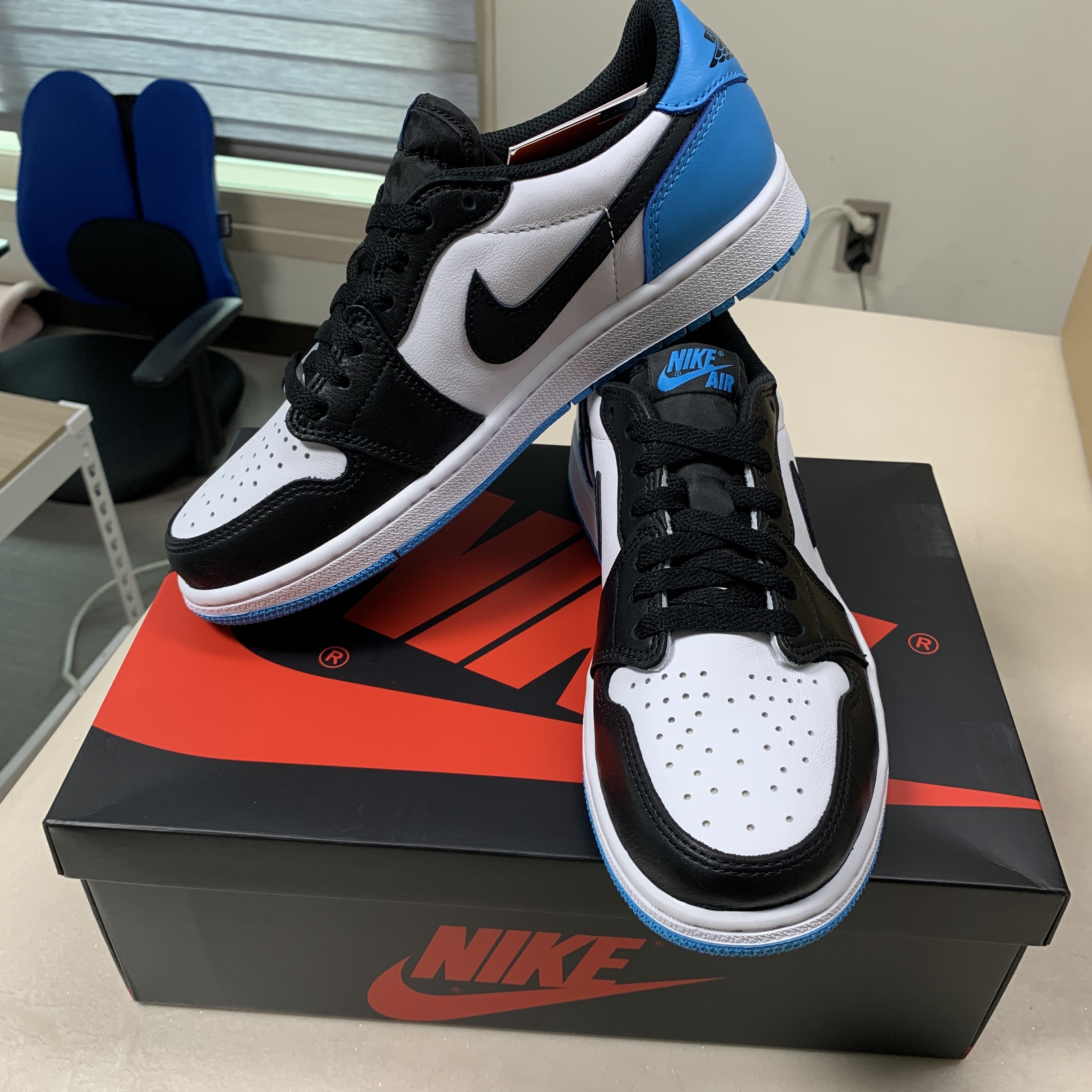 Jordan 1 Retro Low OG Black and Dark Powder Blue 착용 스타일 - 4