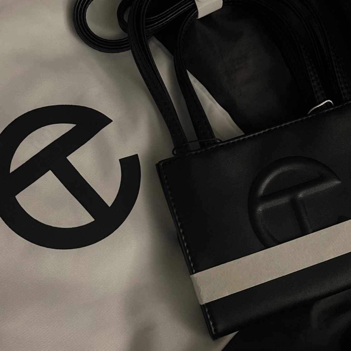 Telfar Small Shopping Bag Black 착용 스타일