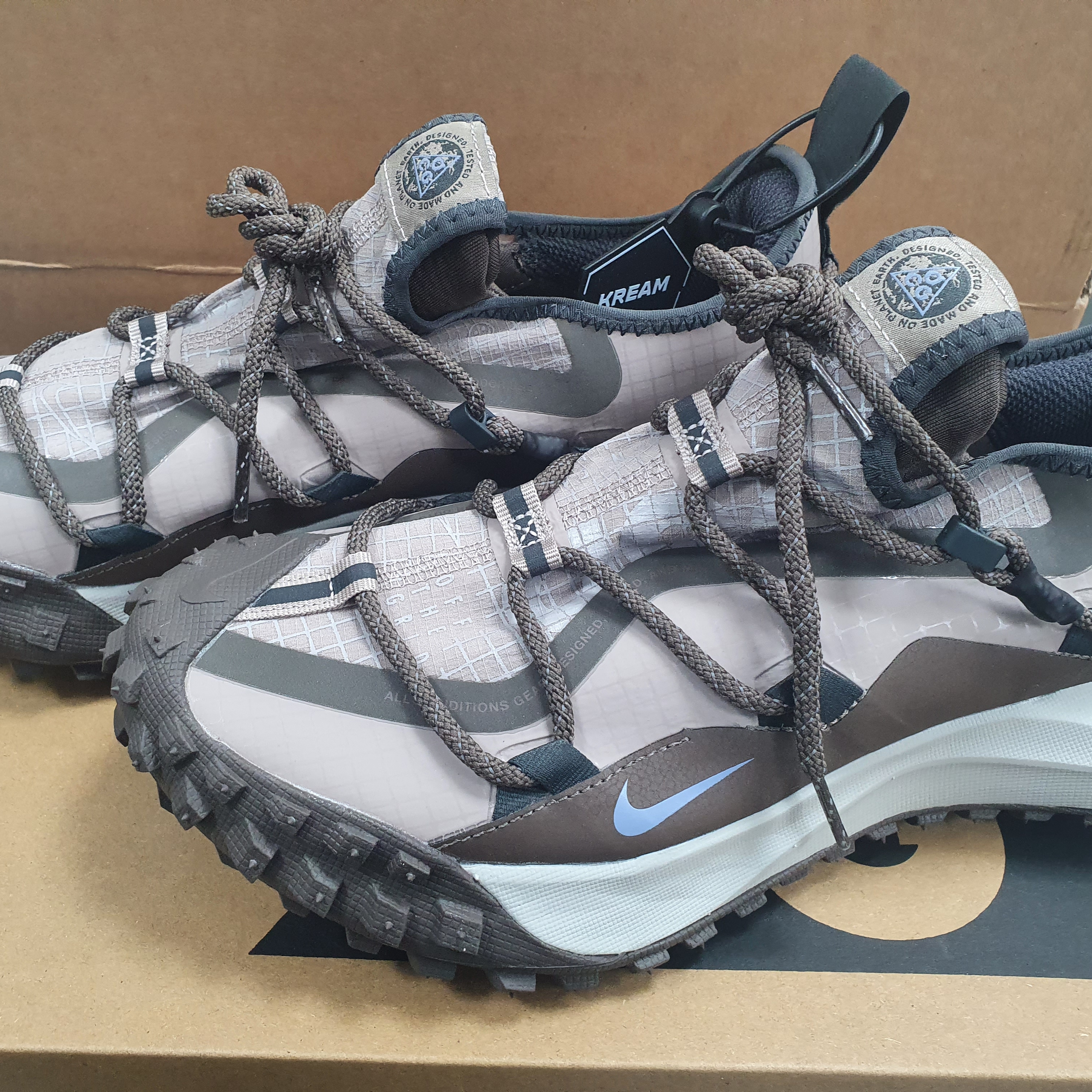 Nike ACG Mountain Fly Low Ironstone 착용 스타일 - 3