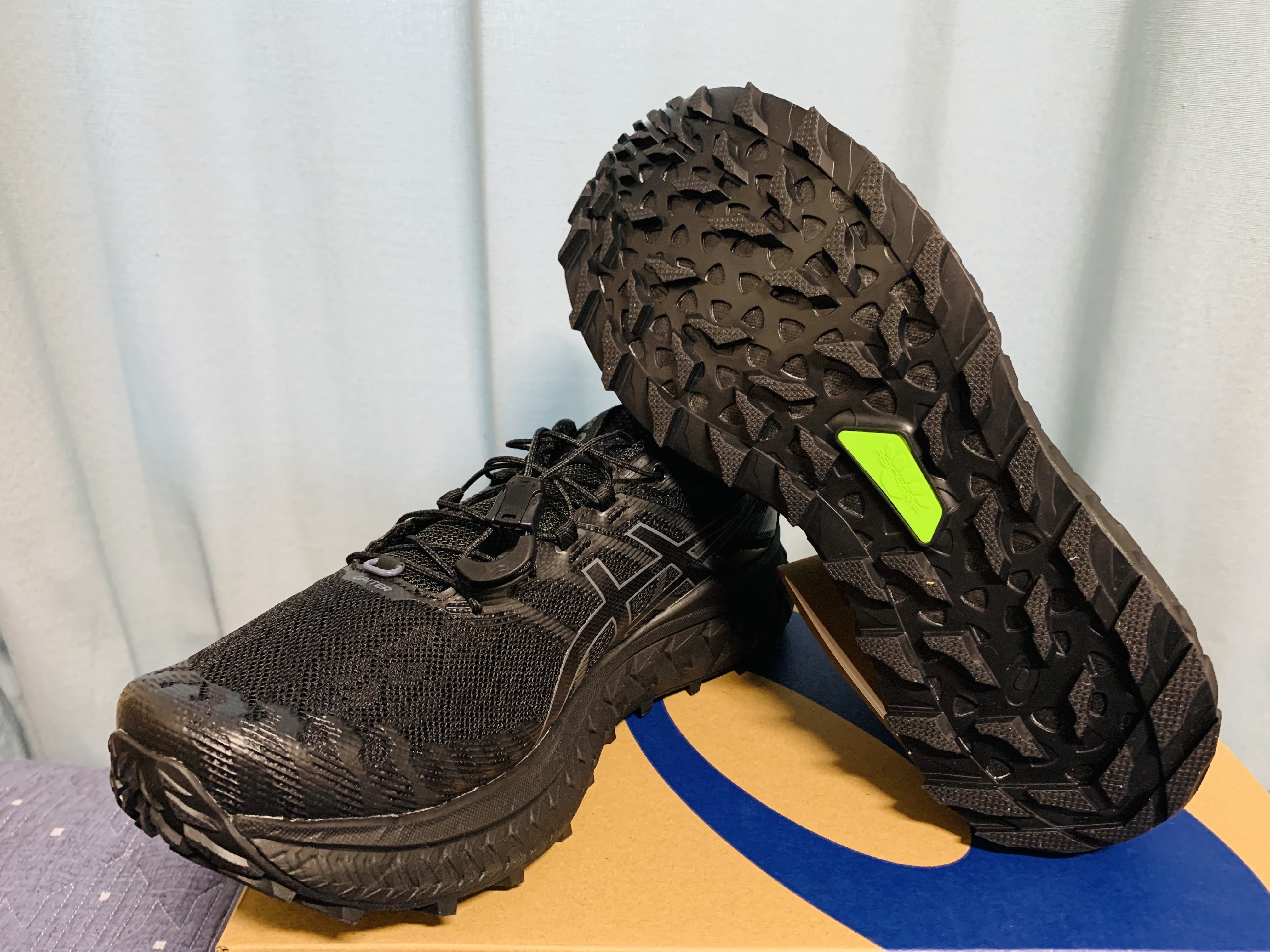 Asics Trabuco Max Black 착용 스타일 - 1
