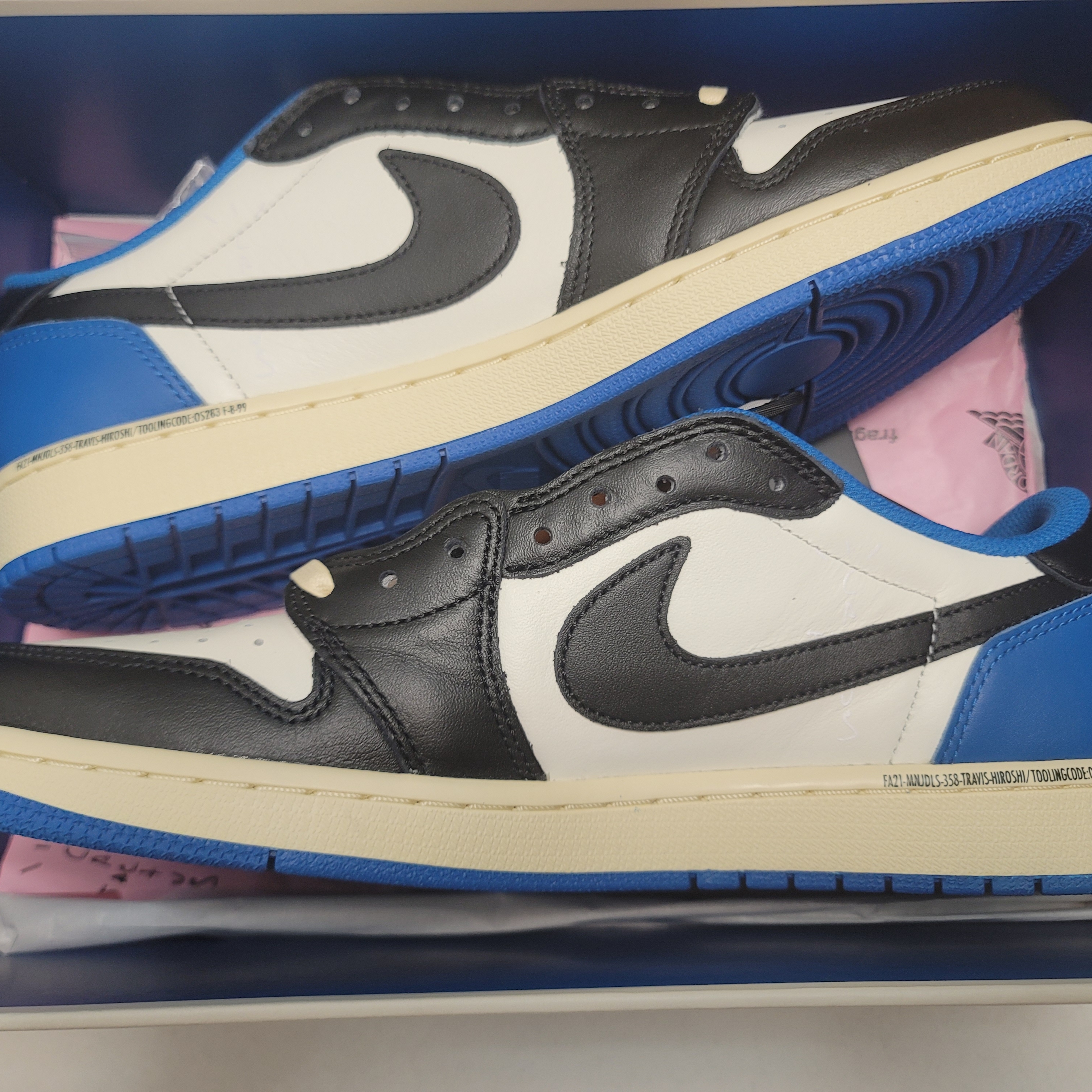 Jordan 1 x Travis Scott x Fragment Retro Low OG SP Military Blue 착용 스타일 - 3