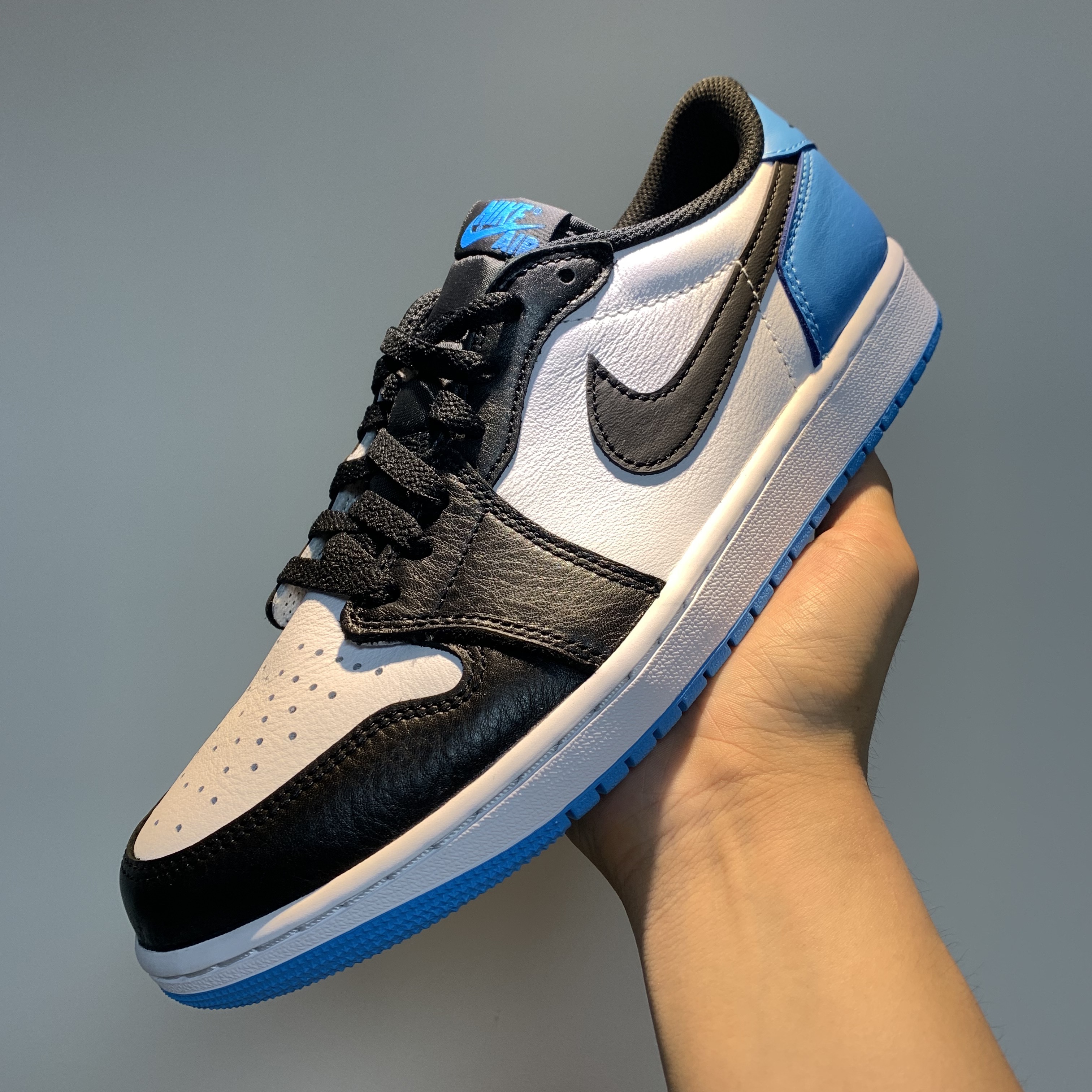 Jordan 1 Retro Low OG Black and Dark Powder Blue 착용 스타일
