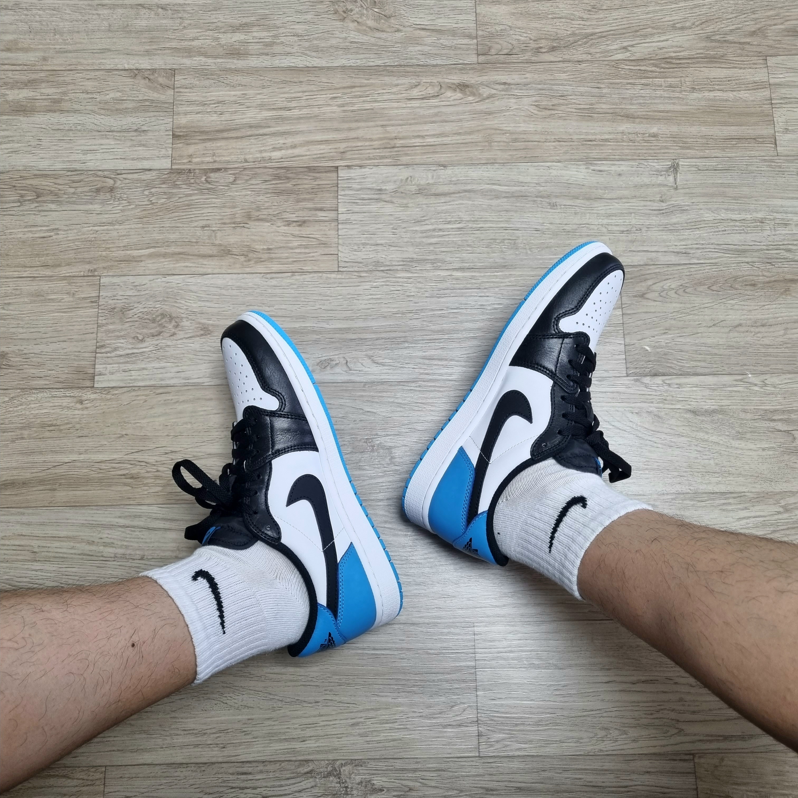 Jordan 1 Retro Low OG Black and Dark Powder Blue 착용 스타일