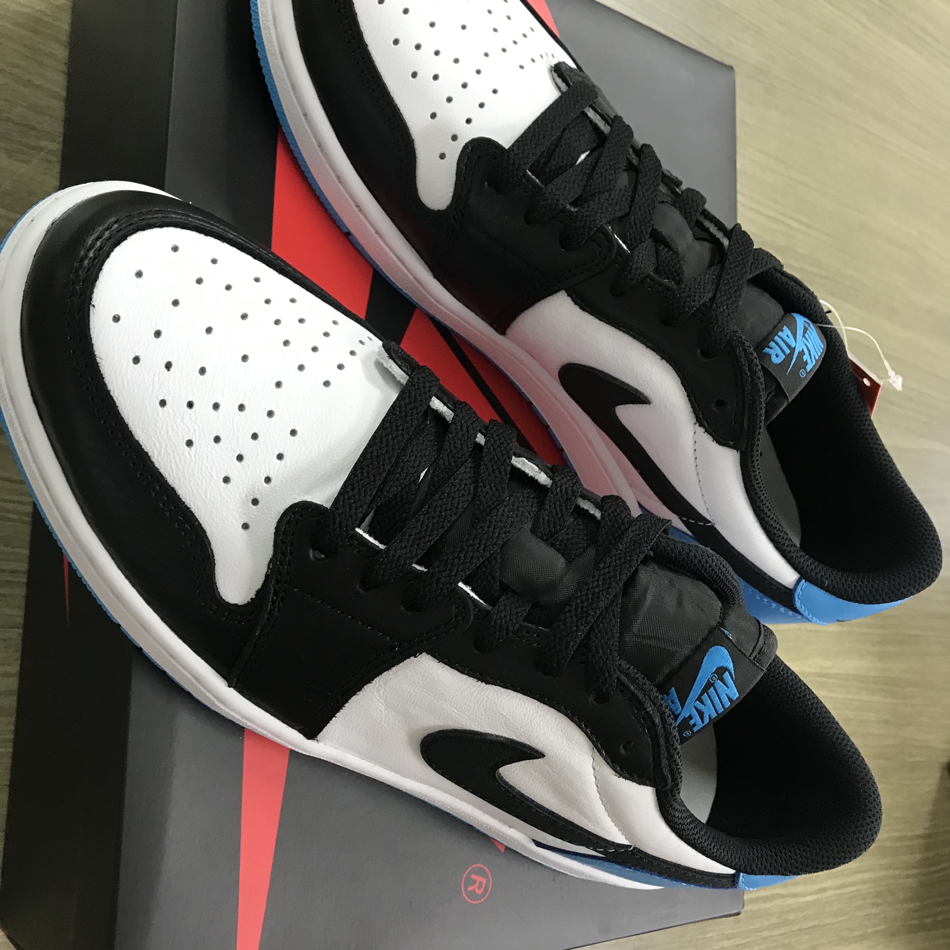 Jordan 1 Retro Low OG Black and Dark Powder Blue 착용 스타일 - 2