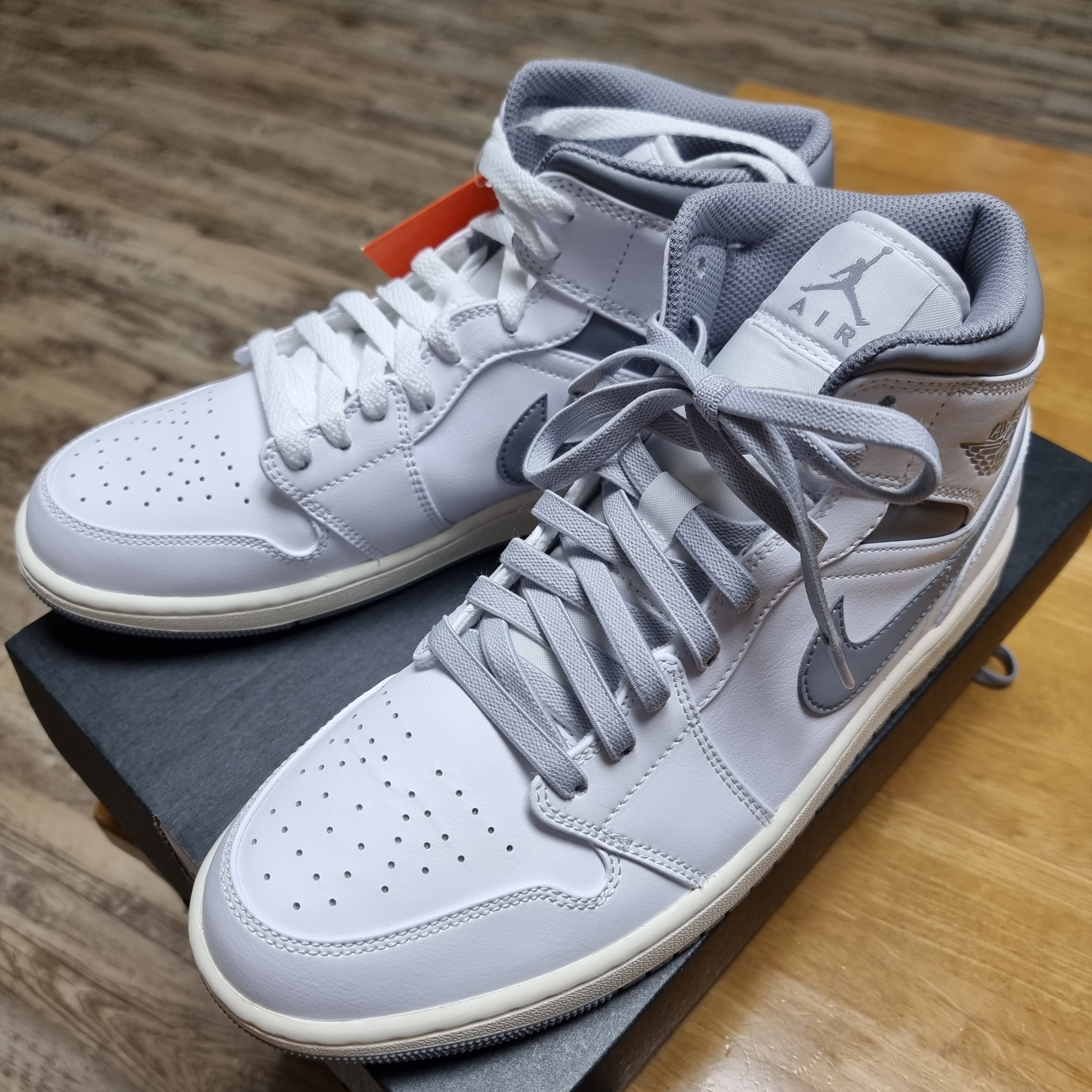 Jordan 1 Mid White Stealth 착용 스타일