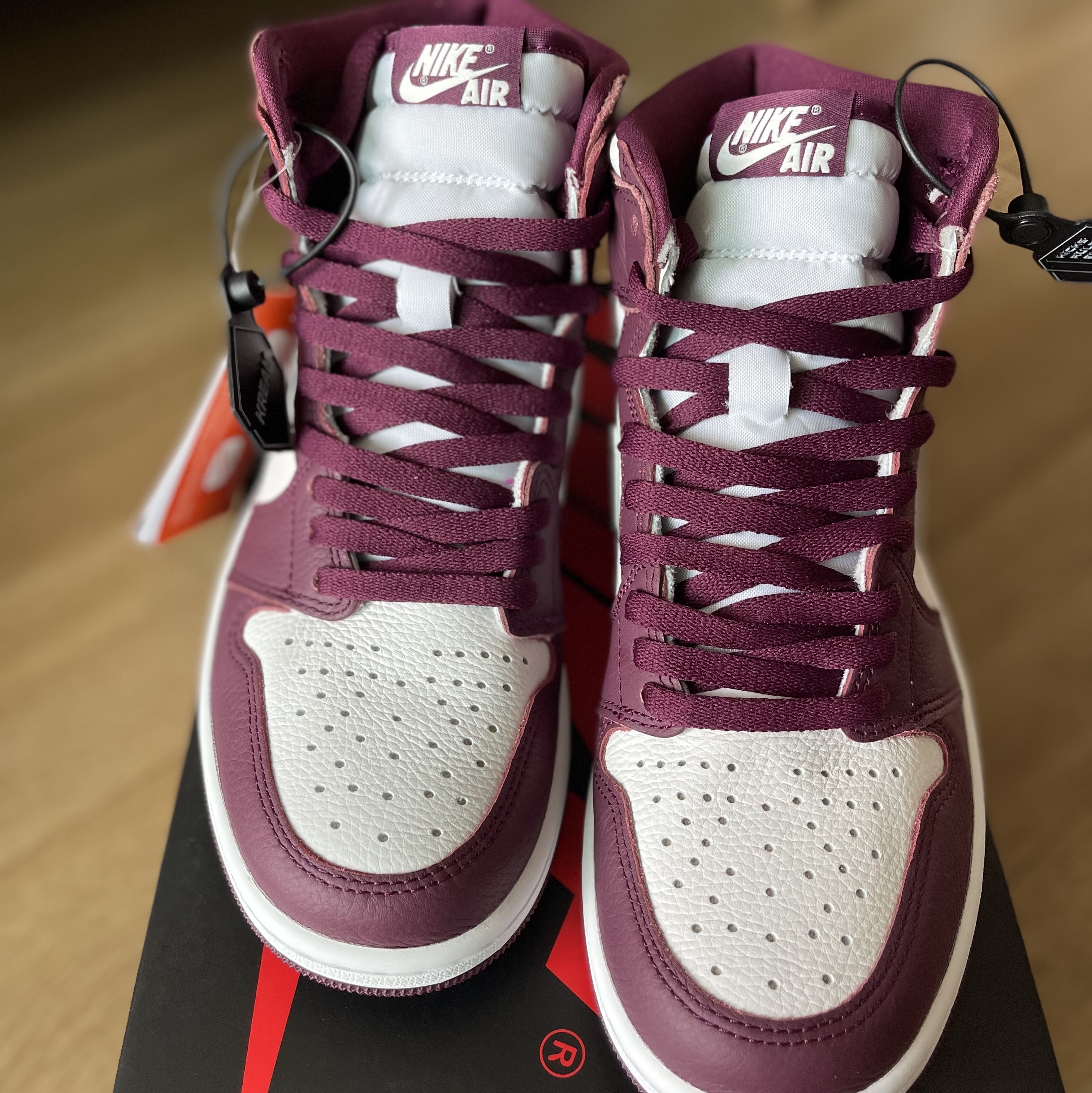 Jordan 1 Retro High OG Bordeaux 착용 스타일 - 2