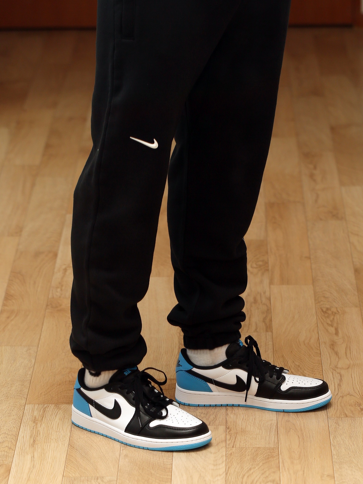 Nike x Drake Nocta NRG Essential Fleece Pants Black - Asia, Jordan 1 Retro Low OG Black and Dark Powder Blue 착용 스타일 - 4