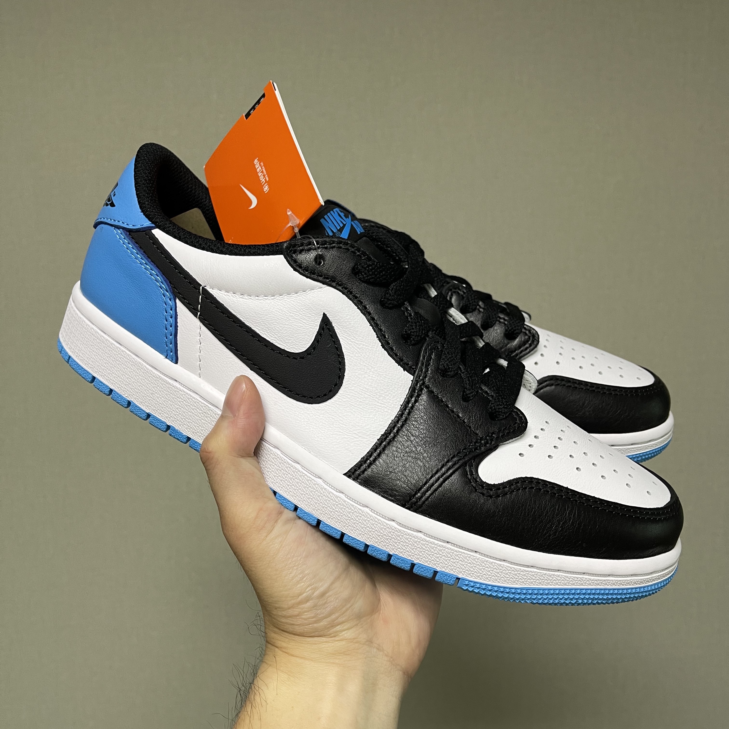 Jordan 1 Retro Low OG Black and Dark Powder Blue 착용 스타일 - 3