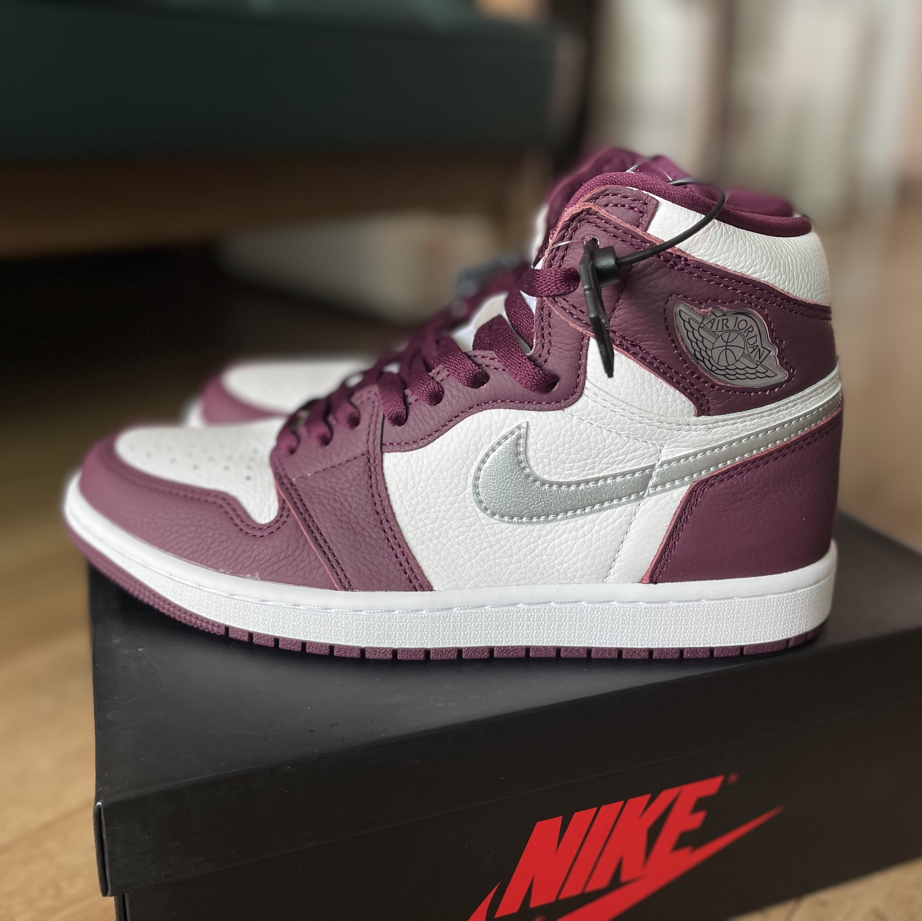 Jordan 1 Retro High OG Bordeaux 착용 스타일 - 1