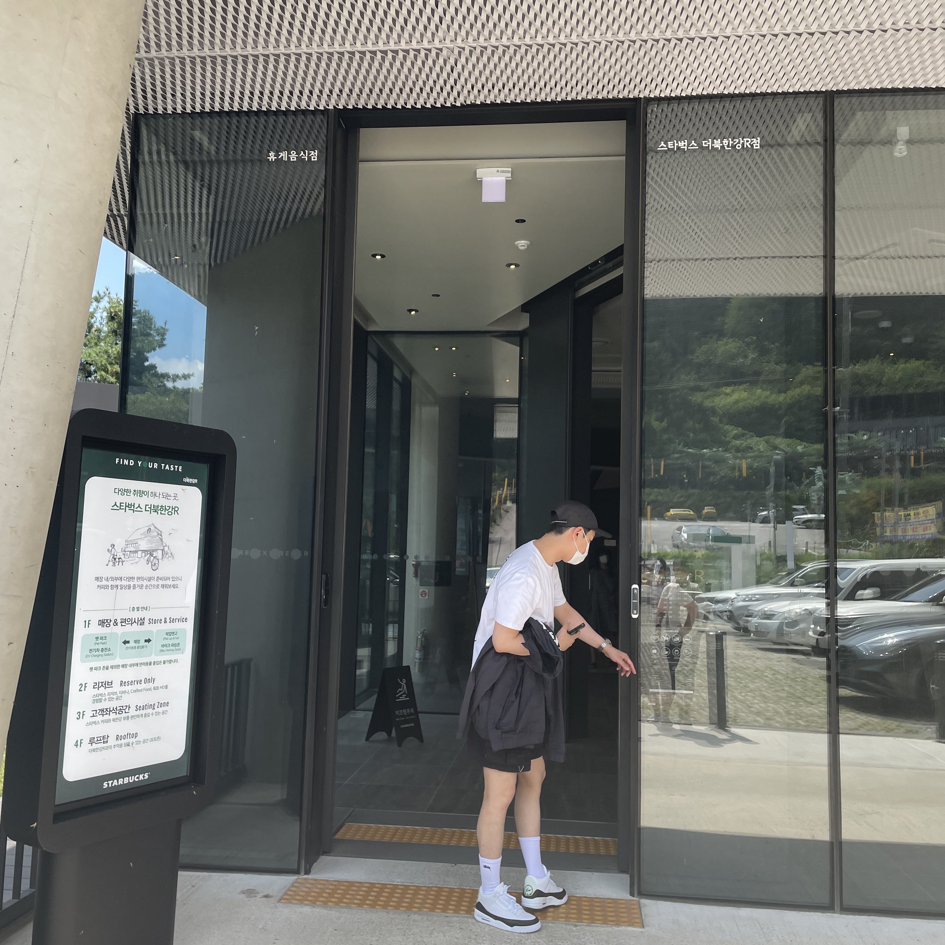 Nike x Stussy NRG RA T-Shirt Summit White (DM4943-121), Nike ACG Cargo Shorts Black - Asia 착용 스타일 - 3