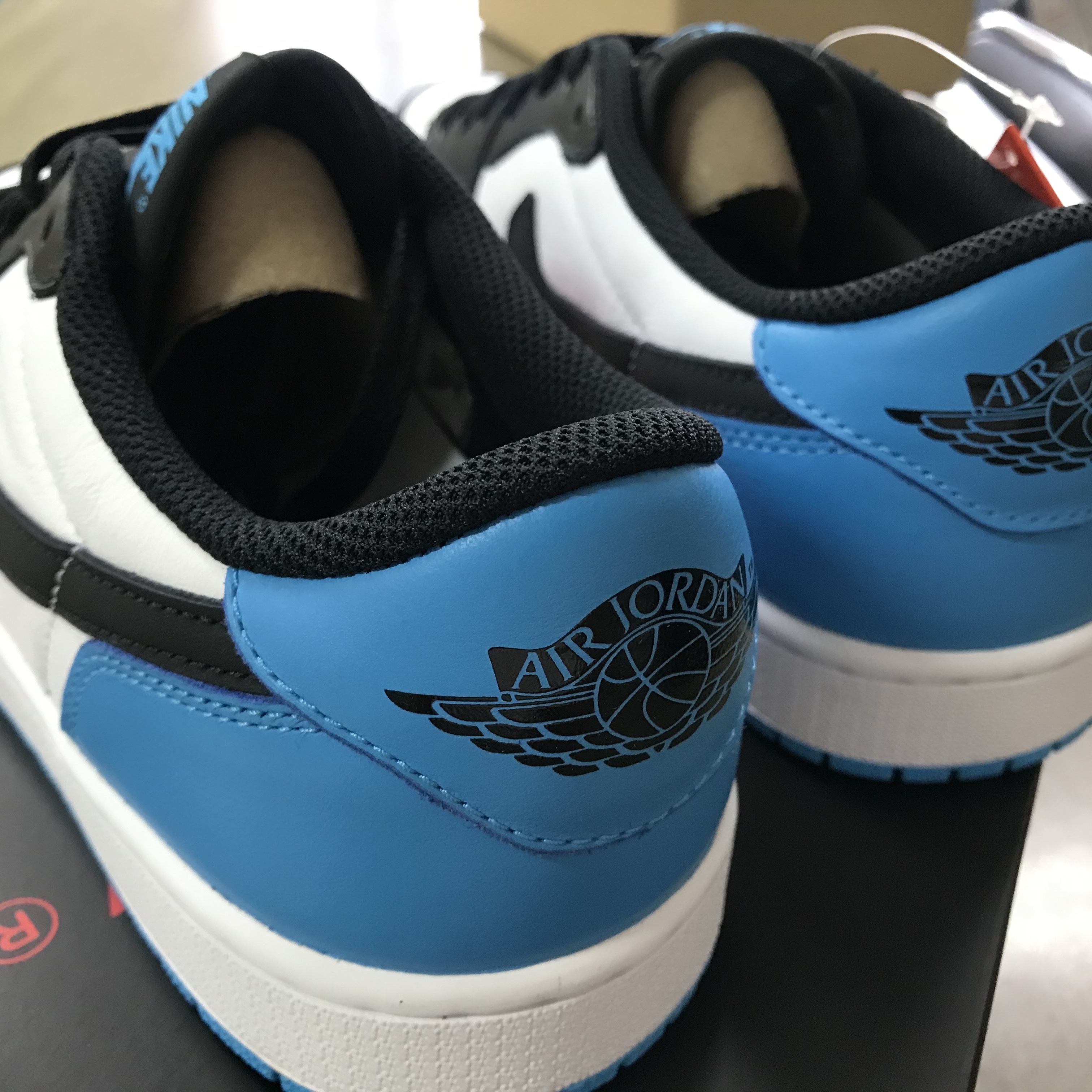 Jordan 1 Retro Low OG Black and Dark Powder Blue 착용 스타일 - 3