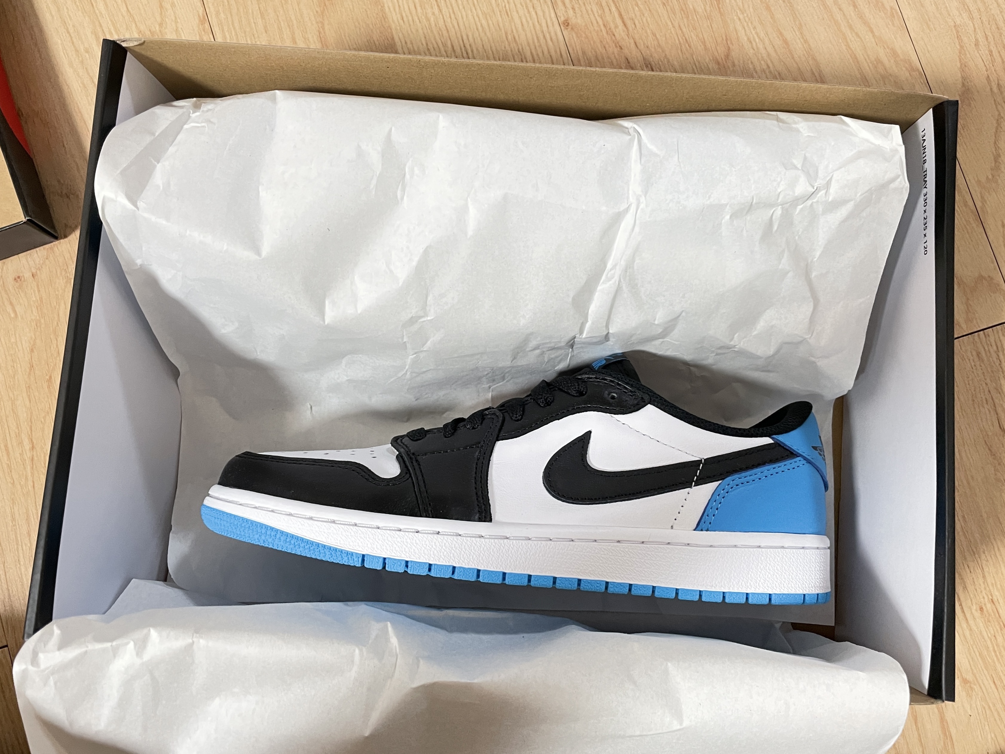 Jordan 1 Retro Low OG Black and Dark Powder Blue 착용 스타일 - 1