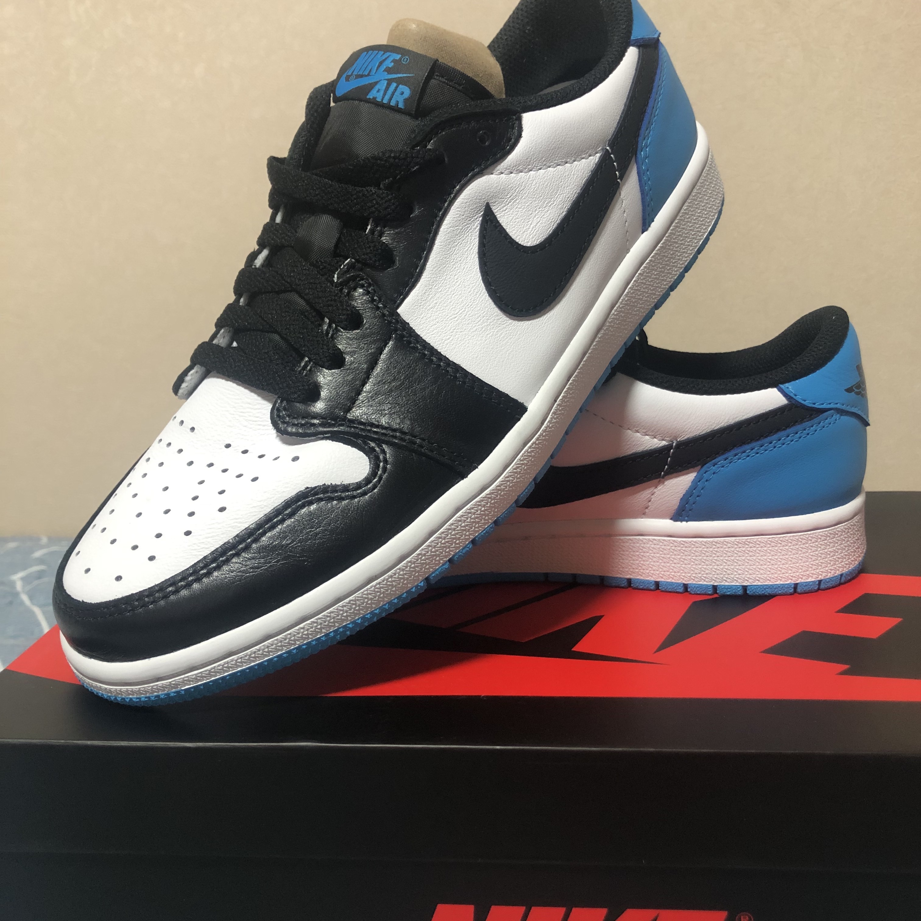 Jordan 1 Retro Low OG Black and Dark Powder Blue 착용 스타일 - 1