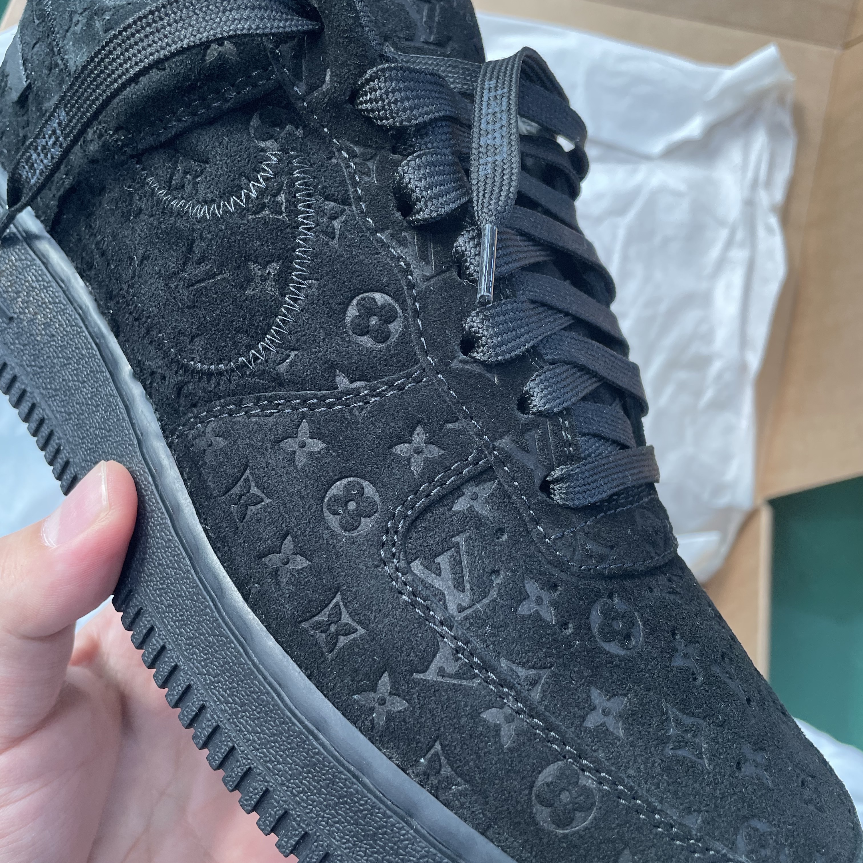 Louis Vuitton x Nike Air Force 1 Low by Virgil Abloh Black 착용 스타일 - 3
