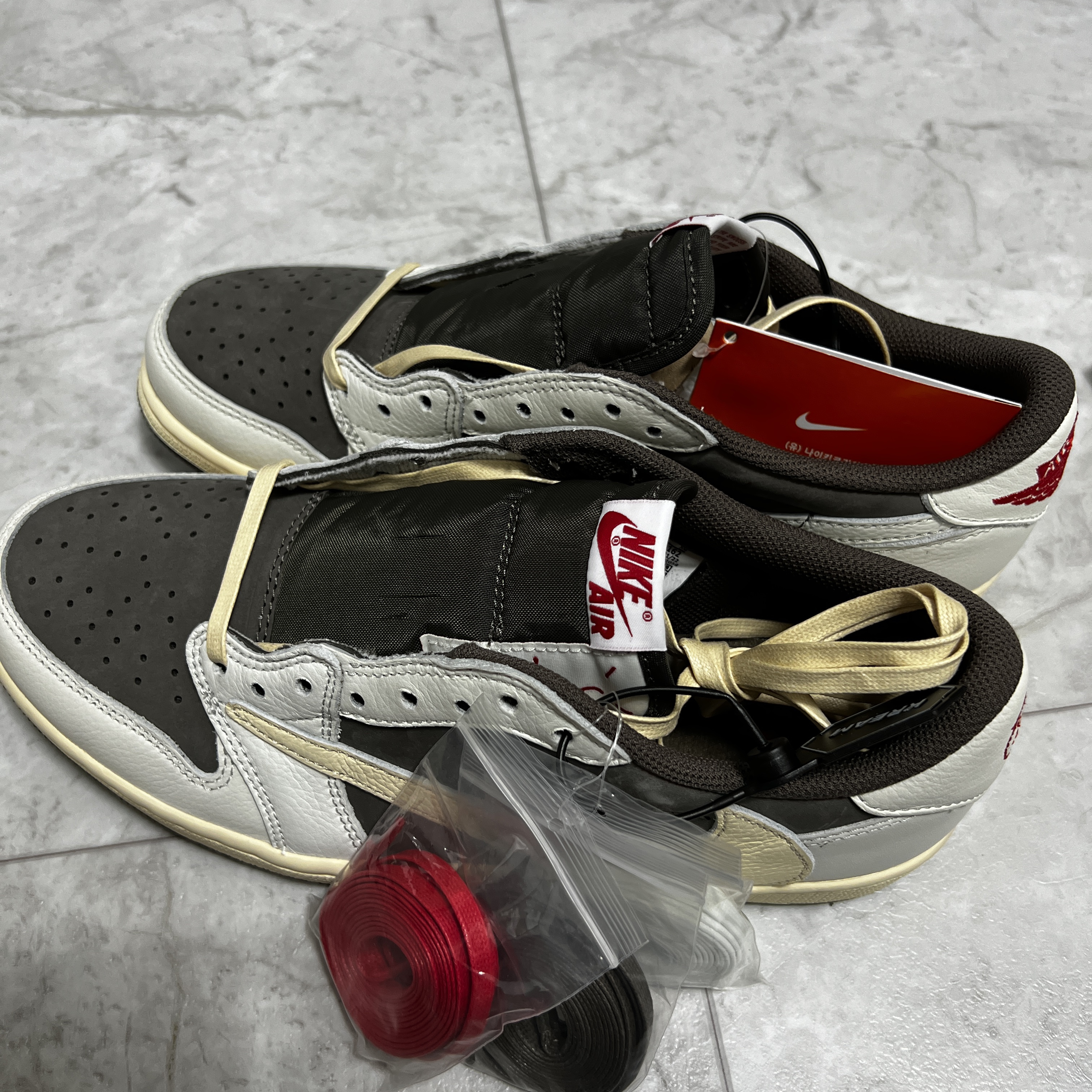 Jordan 1 x Travis Scott Retro Low OG SP Sail and Ridgerock 착용 스타일 - 4