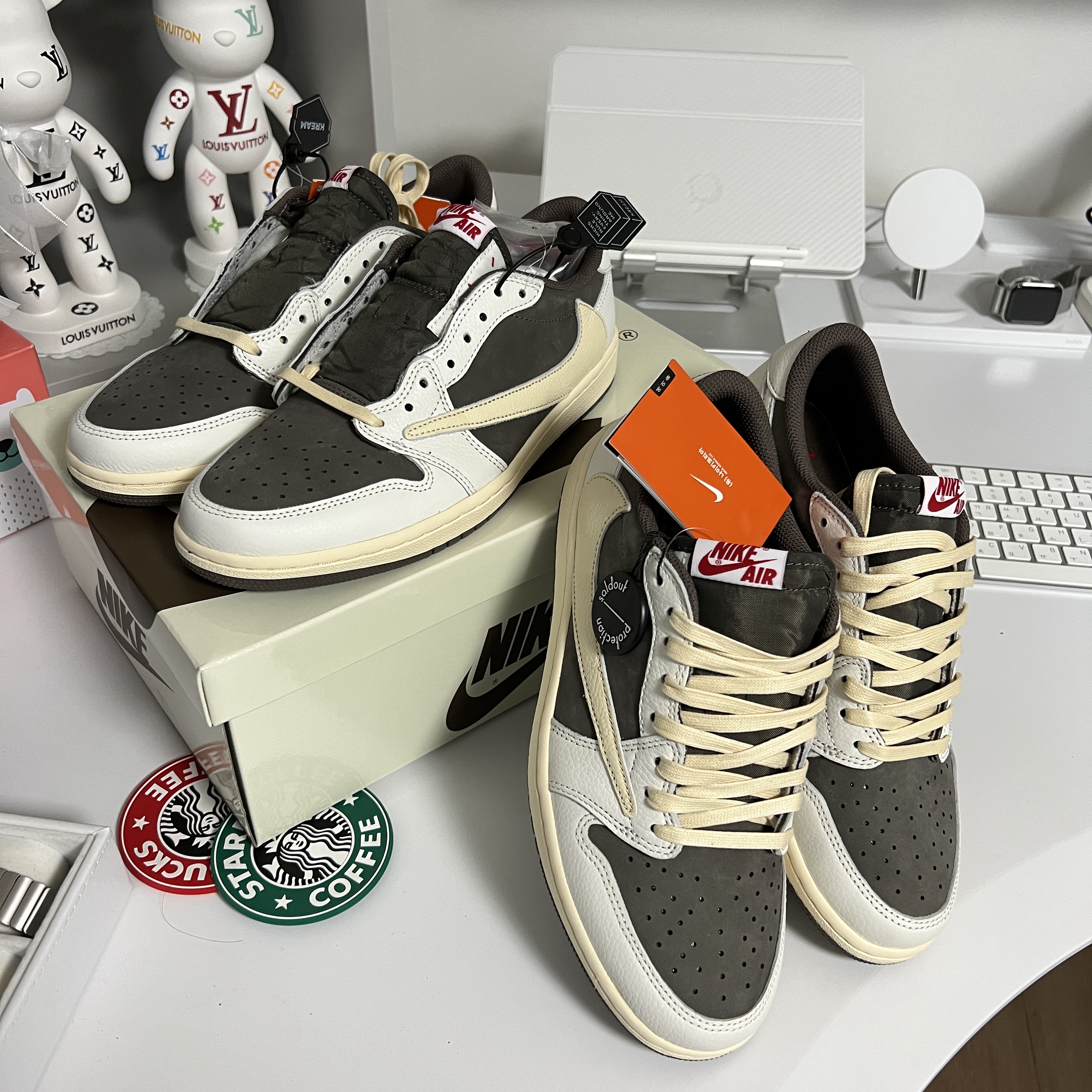 Jordan 1 x Travis Scott Retro Low OG SP Sail and Ridgerock 착용 스타일 - 1