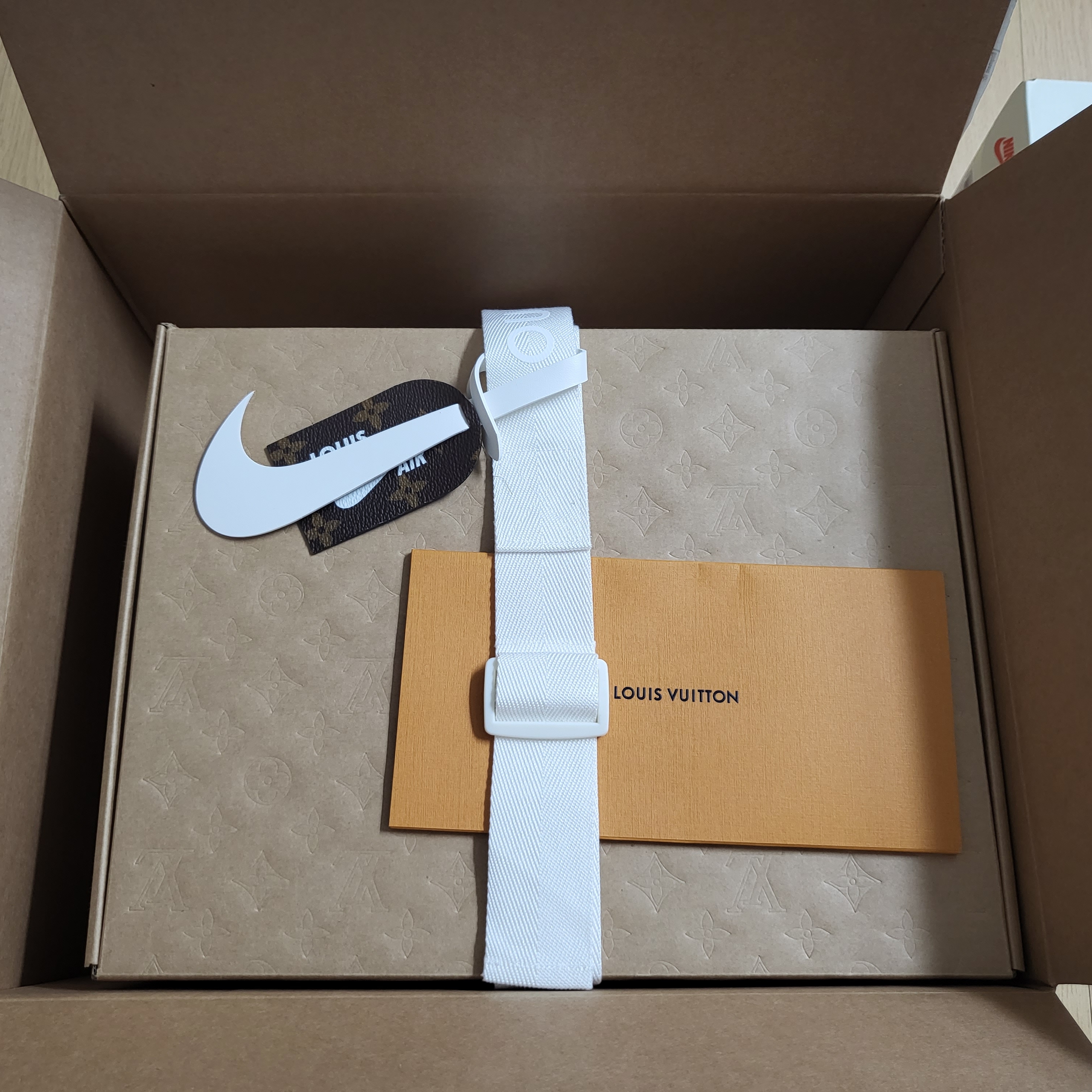 Louis Vuitton x Nike Air Force 1 Low by Virgil Abloh White Team Royal 착용 스타일 - 1