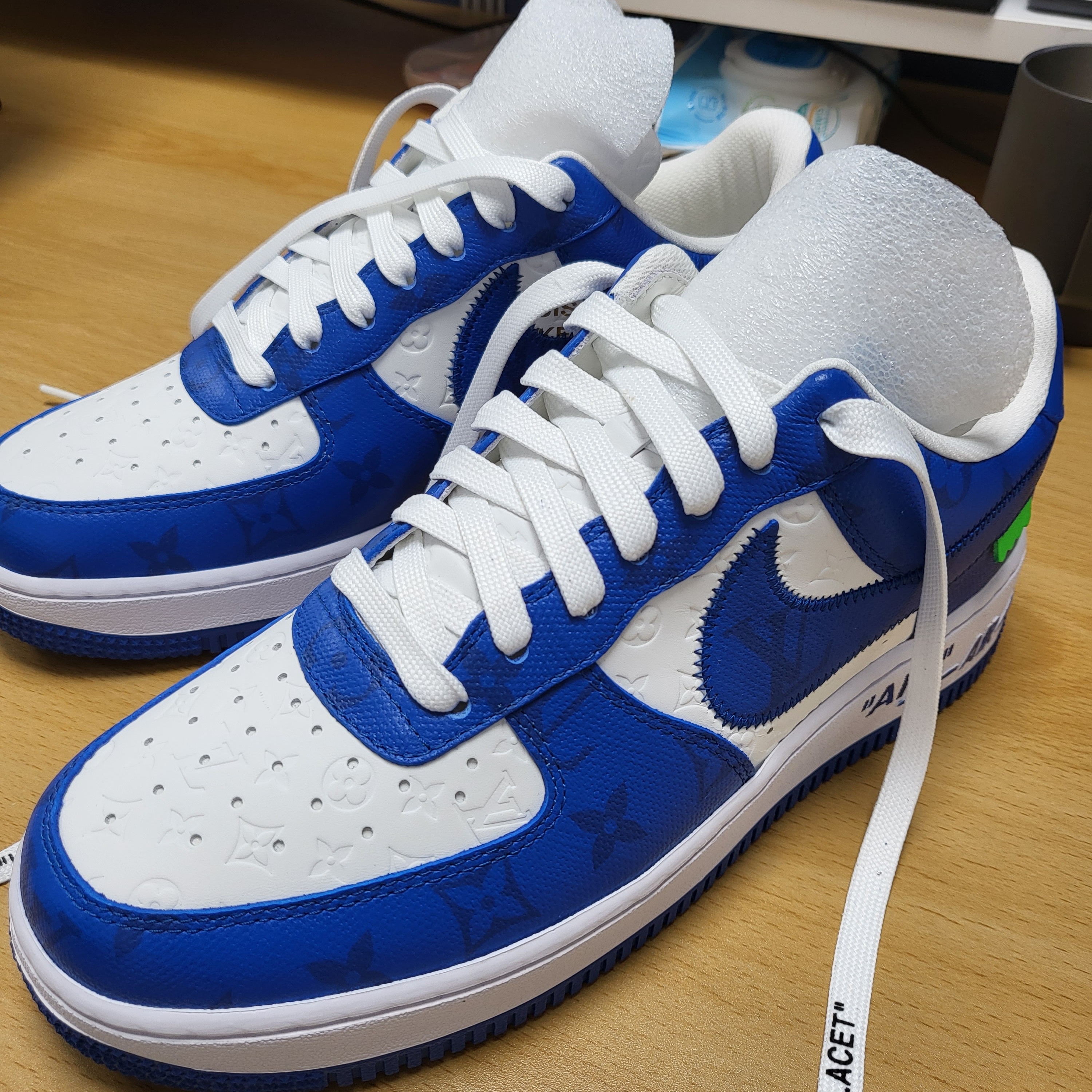 Louis Vuitton x Nike Air Force 1 Low by Virgil Abloh White Team Royal 착용 스타일 - 3