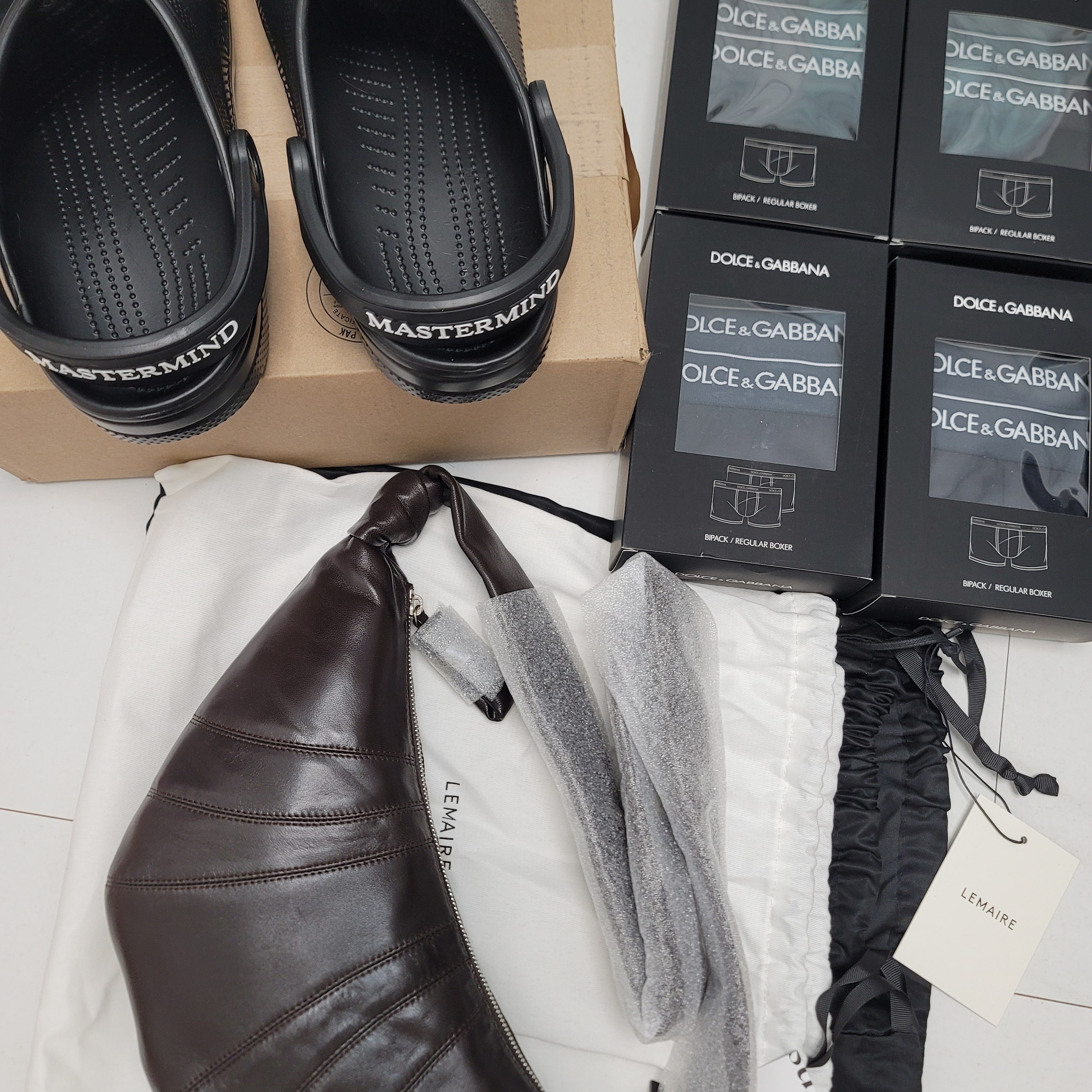 Crocs x Mastermind Classic Clog Black, Lemaire Small Croissant Bag Soft Nappa Leather Dark Chocolate 착용 스타일