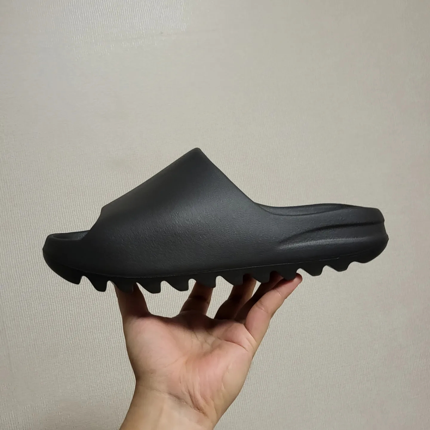 Adidas Yeezy Slide Onyx 착용 스타일 - 2
