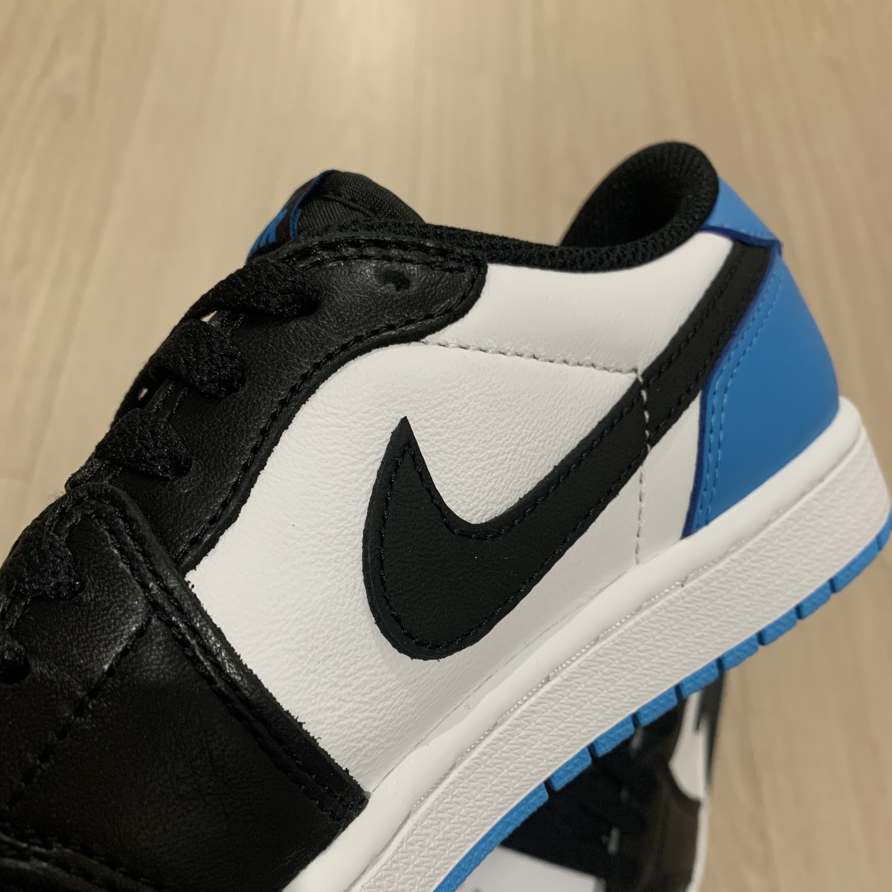Jordan 1 Retro Low OG Black and Dark Powder Blue 착용 스타일 - 2