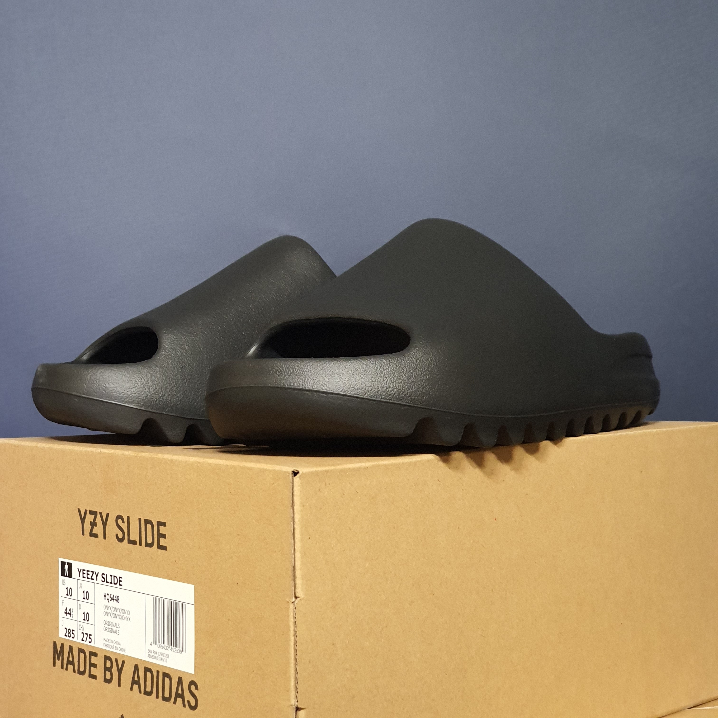 Adidas Yeezy Slide Onyx, Jordan 1 Mid White Stealth 착용 스타일 - 3