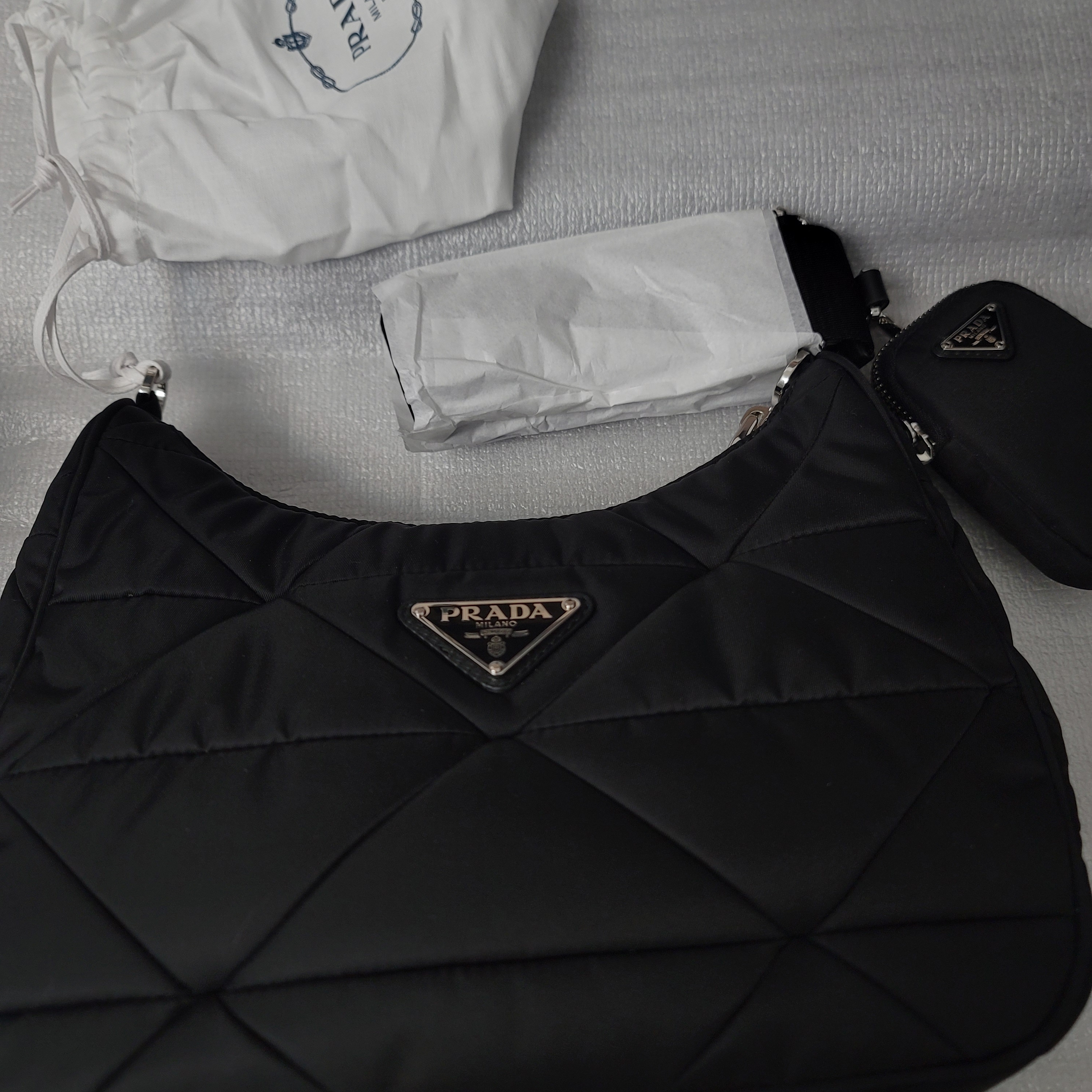 Prada Re-Nylon Padded Hobo Bag Black 착용 스타일 - 2